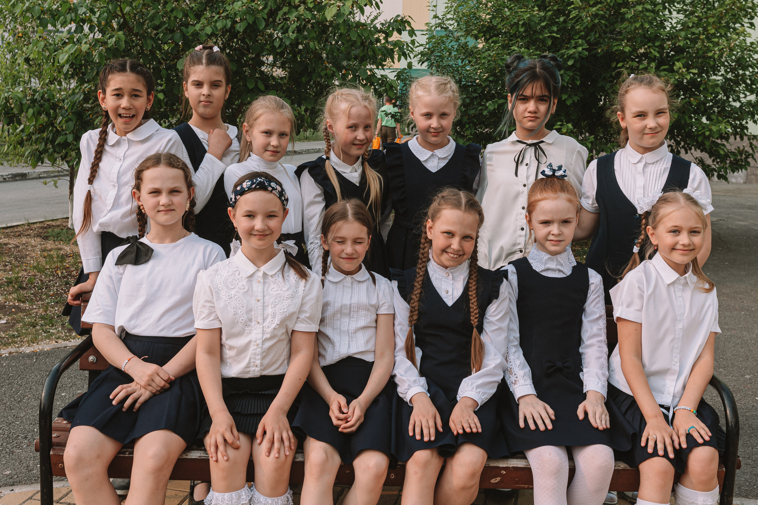 3 класс у школы. Семейный фотограф Тюмень, фотограф на роды Салмина Мария