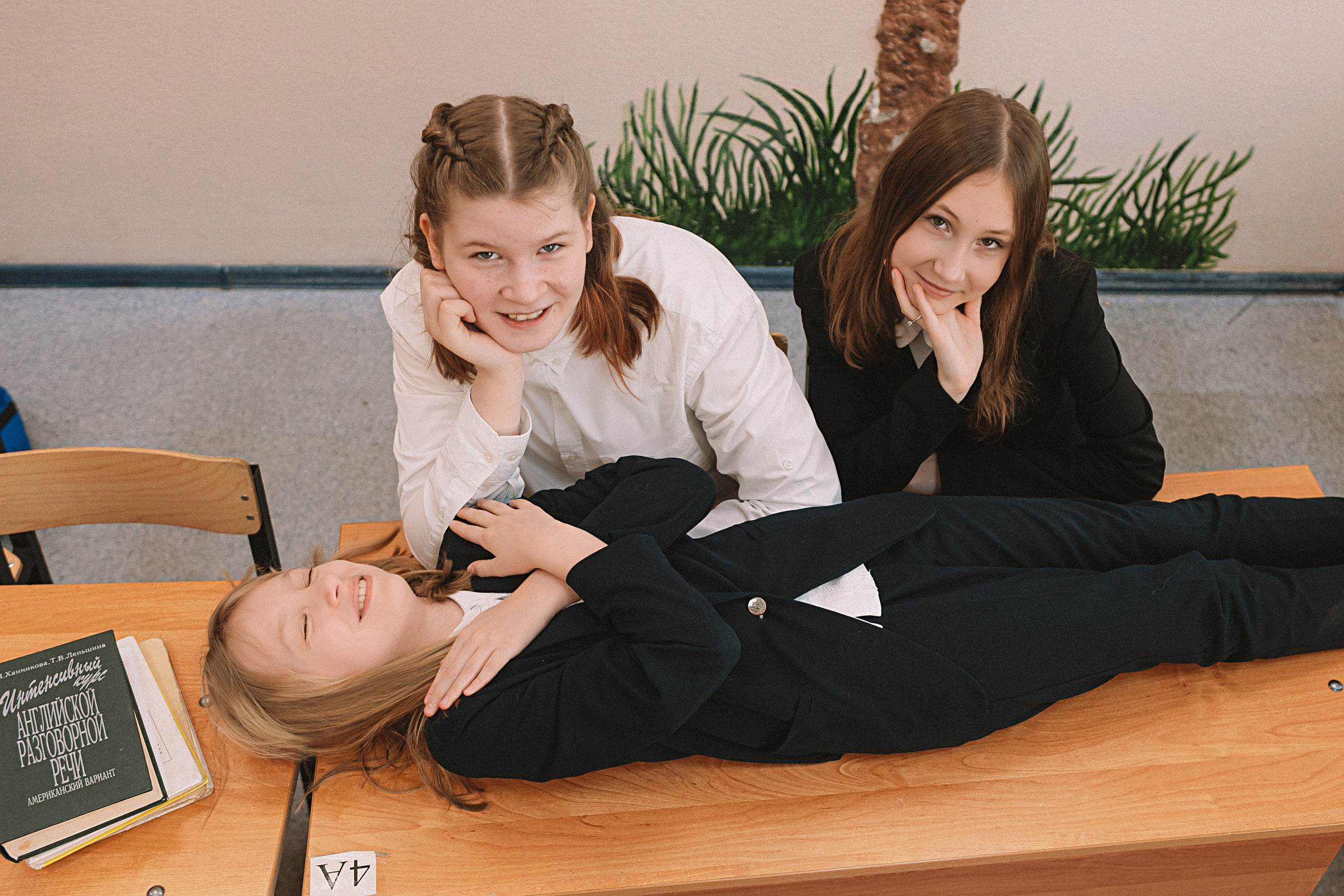 7 класс в стенах школы. Семейный фотограф Тюмень, фотограф на роды Салмина Мария