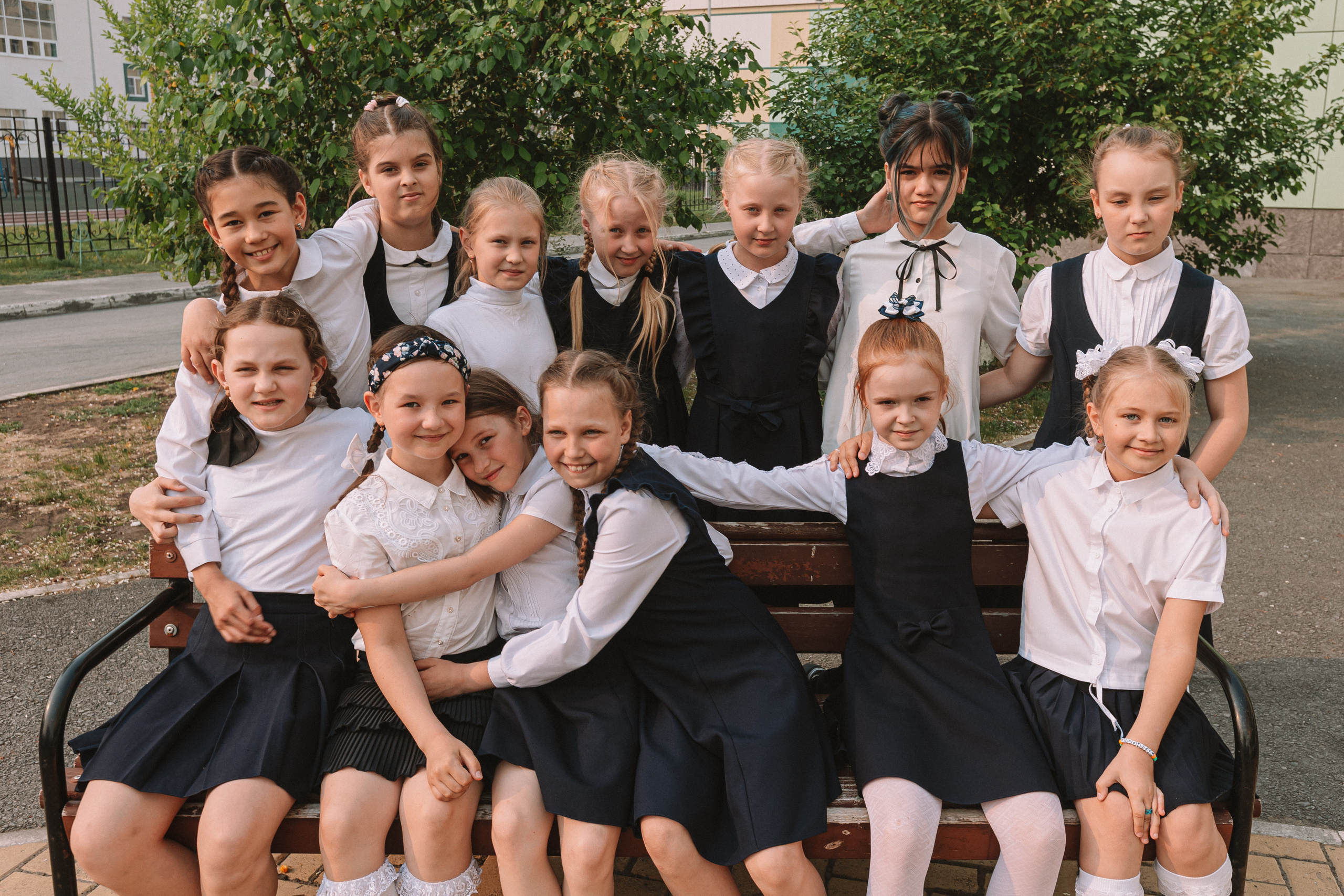 3 класс у школы. Семейный фотограф Тюмень, фотограф на роды Салмина Мария