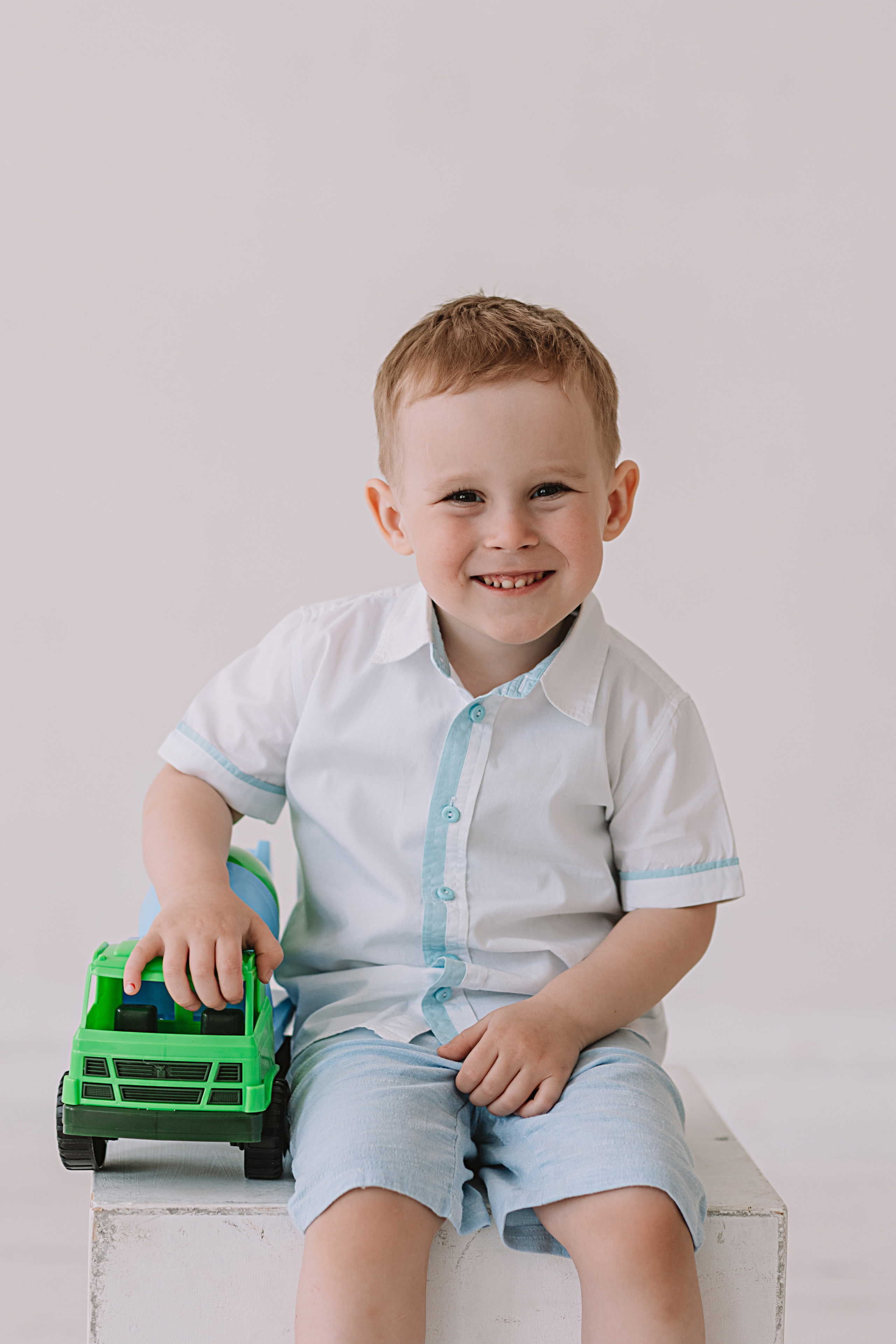 Младшая группа садика в студии. Семейный фотограф Тюмень, фотограф на роды Салмина Мария