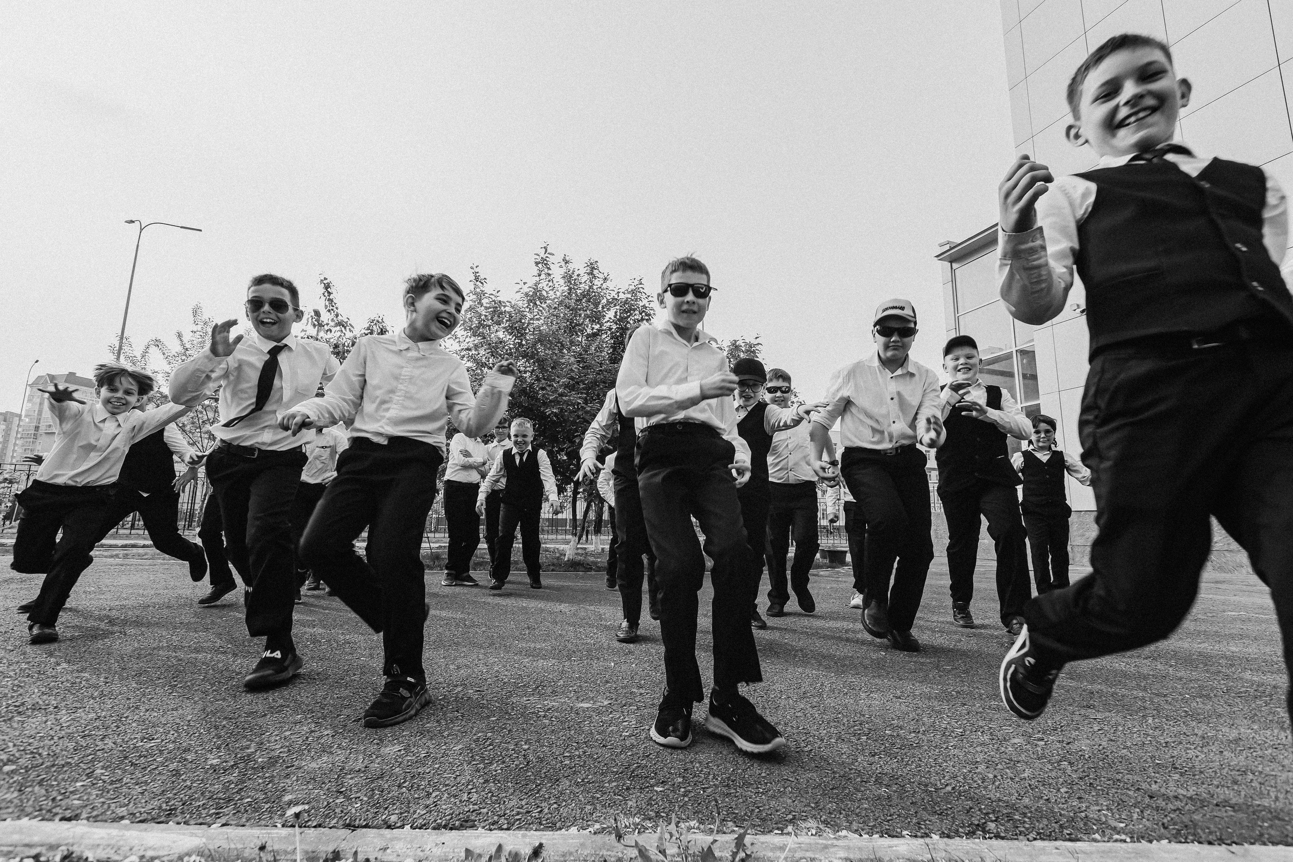3 класс у школы. Семейный фотограф Тюмень, фотограф на роды Салмина Мария
