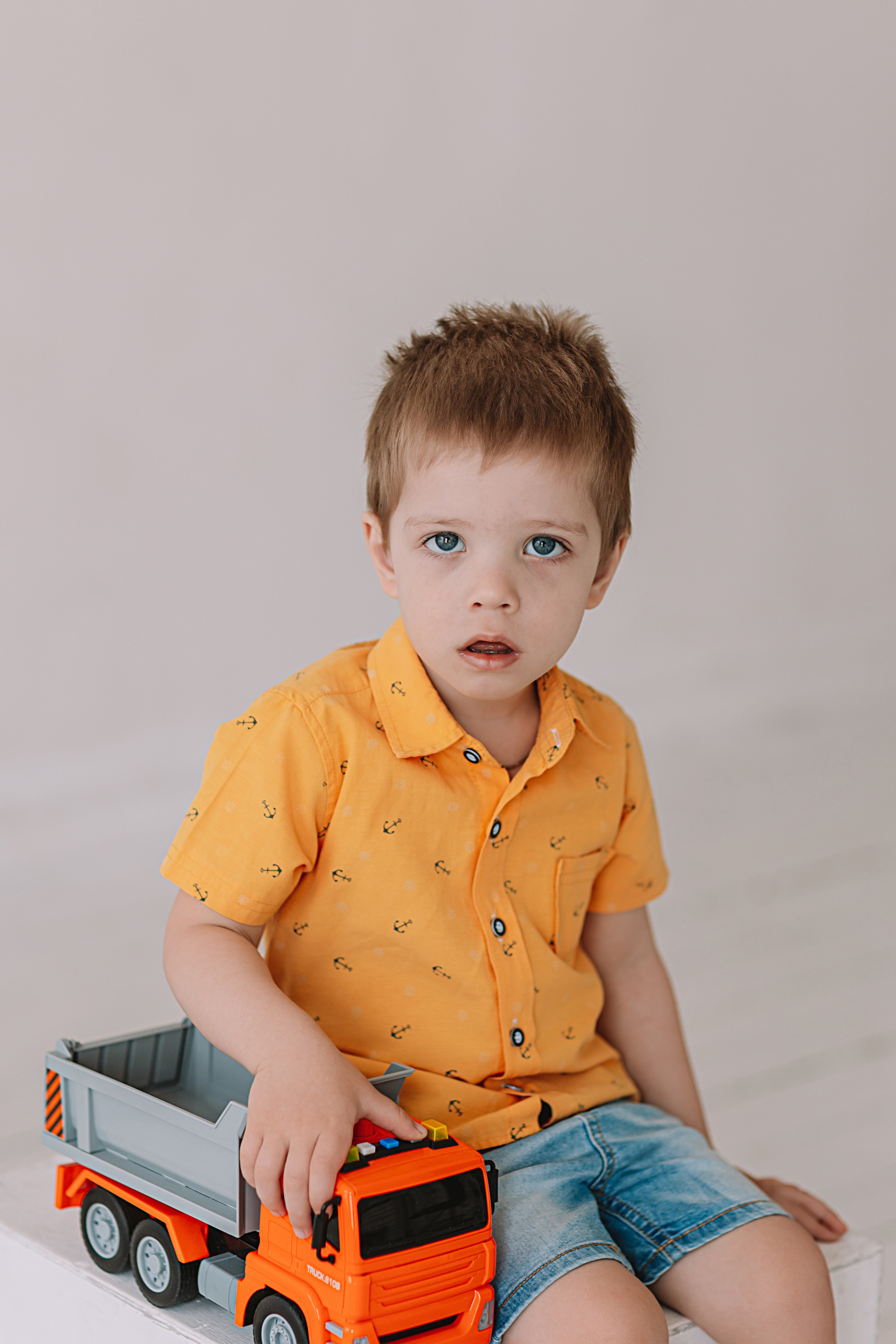 Младшая группа садика в студии. Семейный фотограф Тюмень, фотограф на роды Салмина Мария