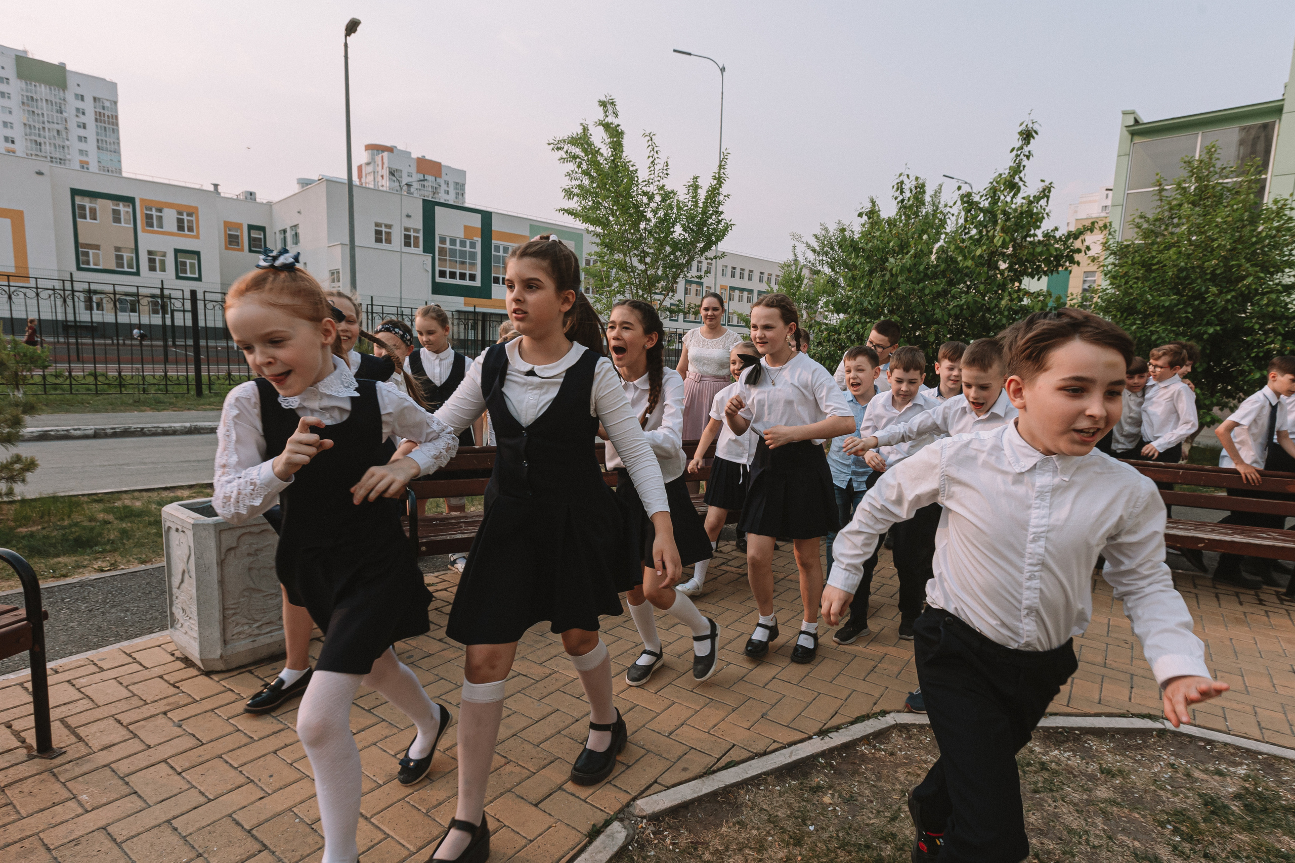 3 класс у школы. Семейный фотограф Тюмень, фотограф на роды Салмина Мария