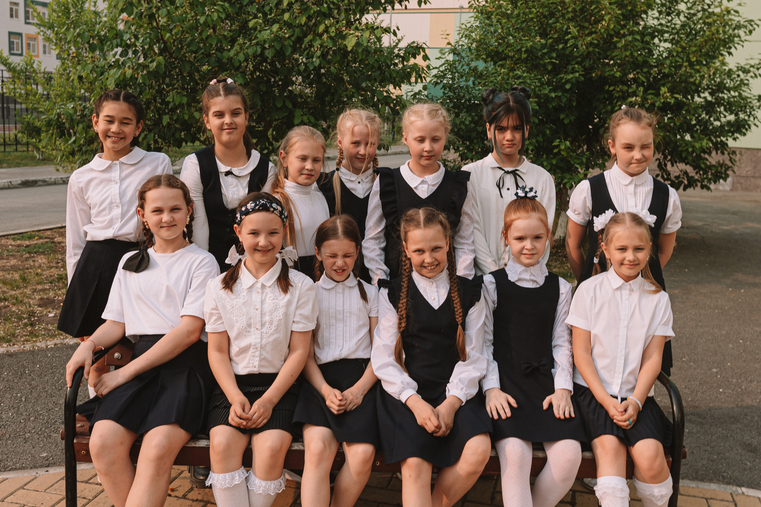 3 класс у школы. Семейный фотограф Тюмень, фотограф на роды Салмина Мария