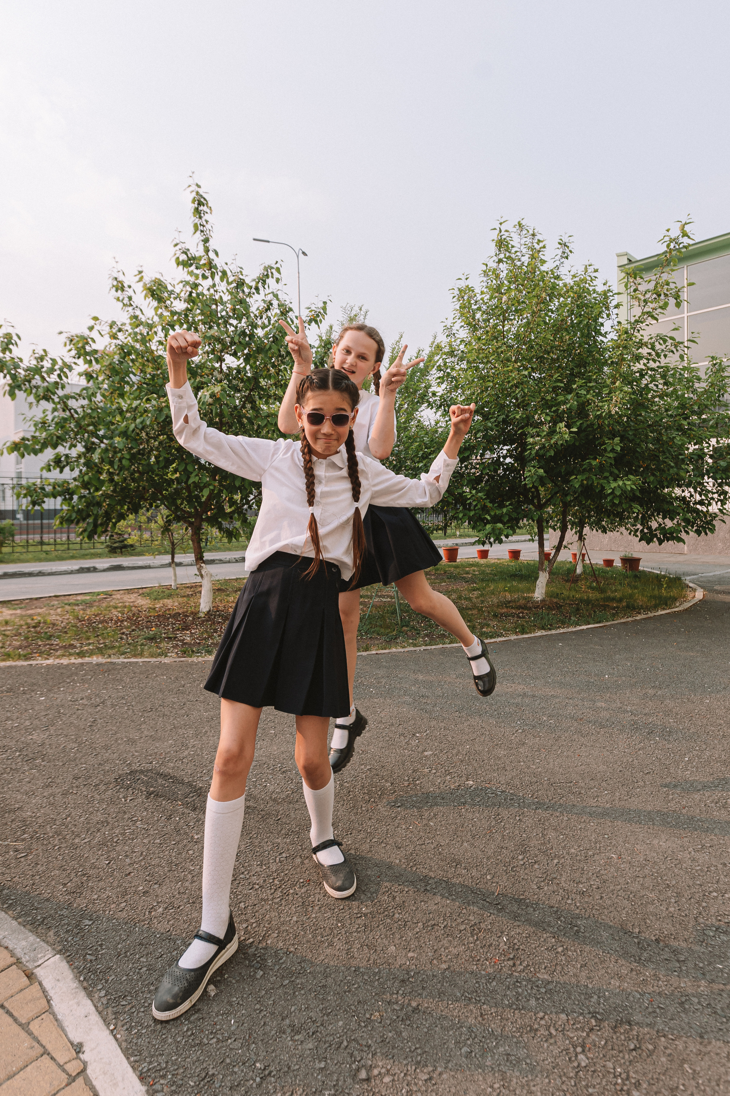 3 класс у школы. Семейный фотограф Тюмень, фотограф на роды Салмина Мария