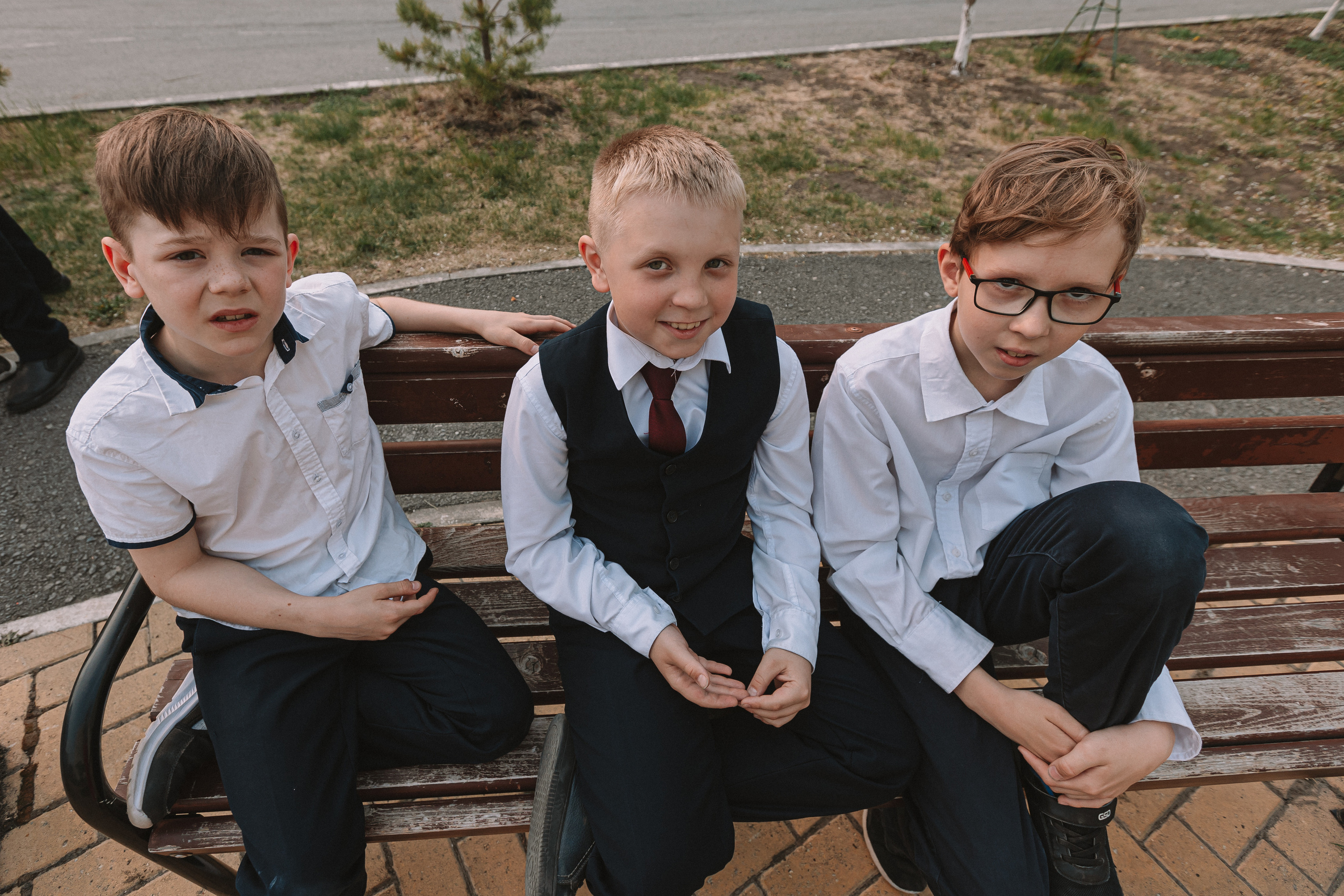 3 класс у школы. Семейный фотограф Тюмень, фотограф на роды Салмина Мария