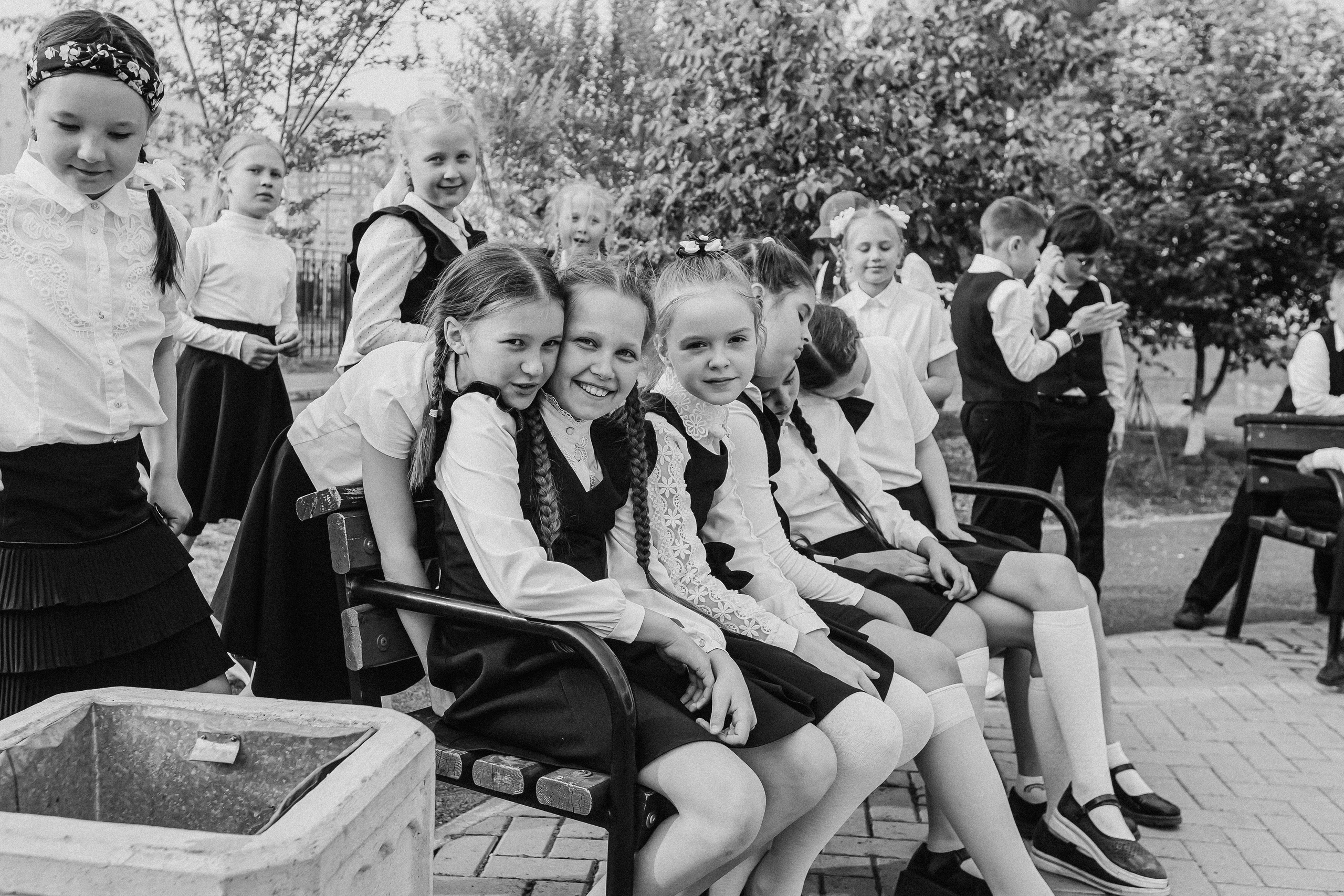 3 класс у школы. Семейный фотограф Тюмень, фотограф на роды Салмина Мария