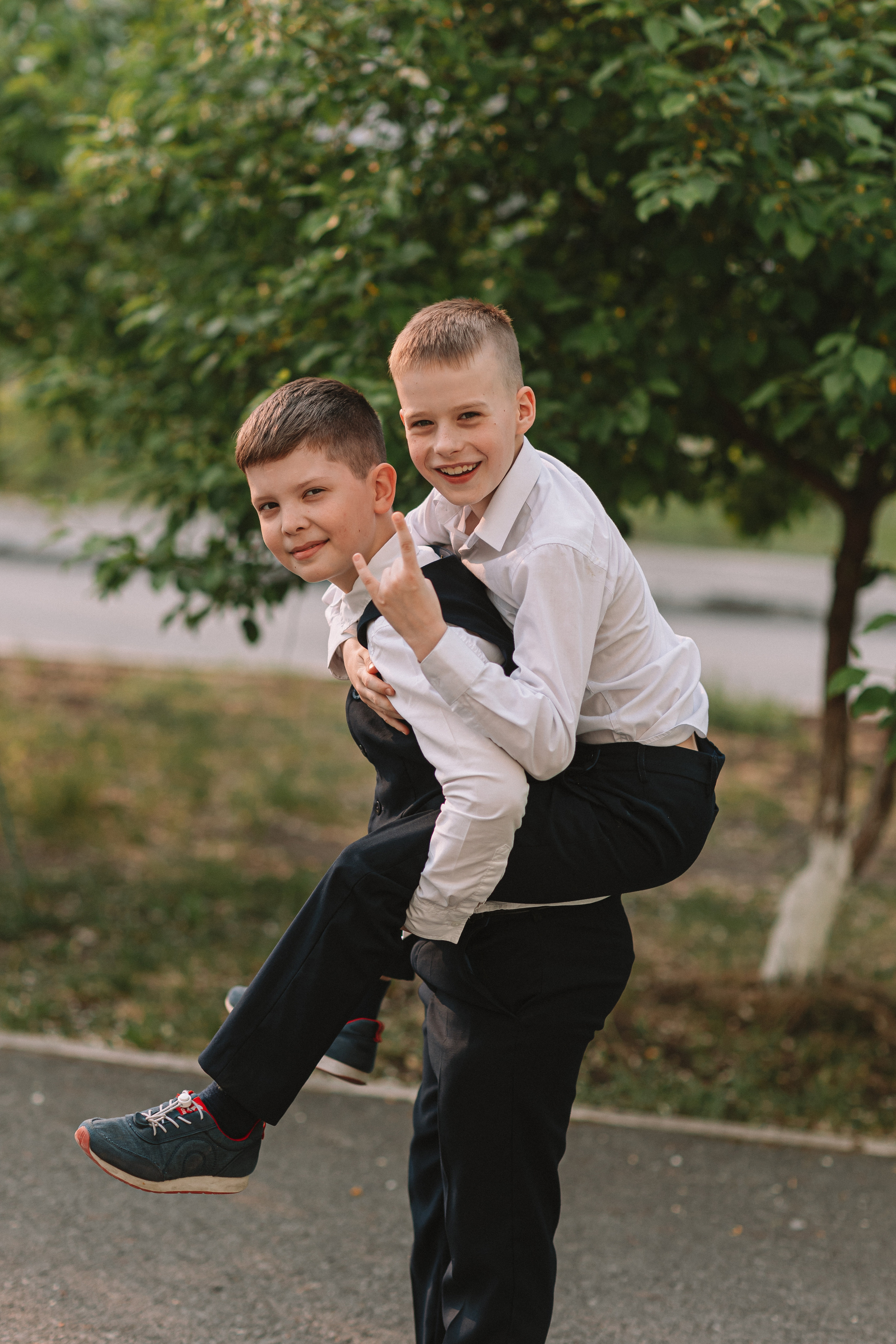 3 класс у школы. Семейный фотограф Тюмень, фотограф на роды Салмина Мария