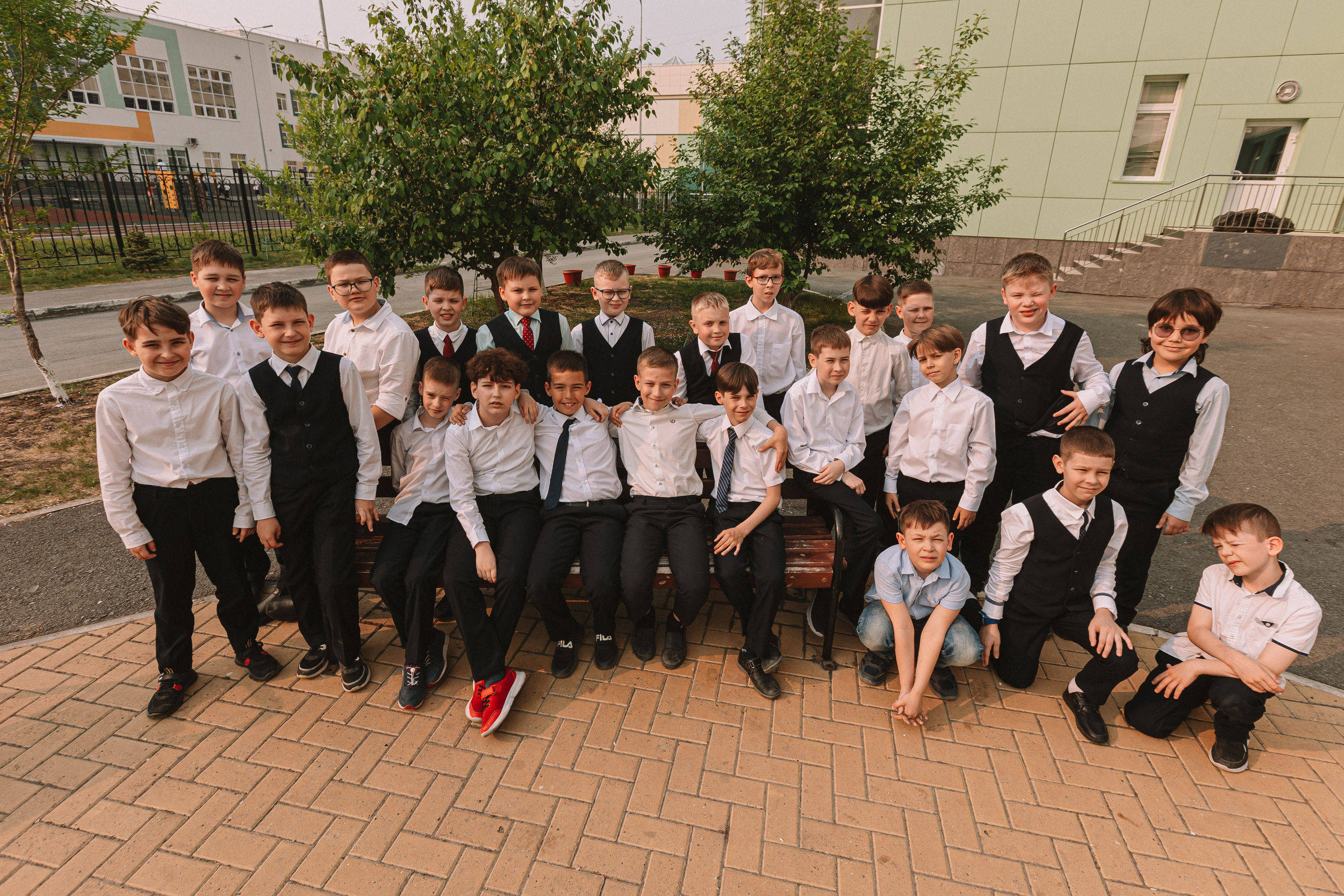 3 класс у школы. Семейный фотограф Тюмень, фотограф на роды Салмина Мария