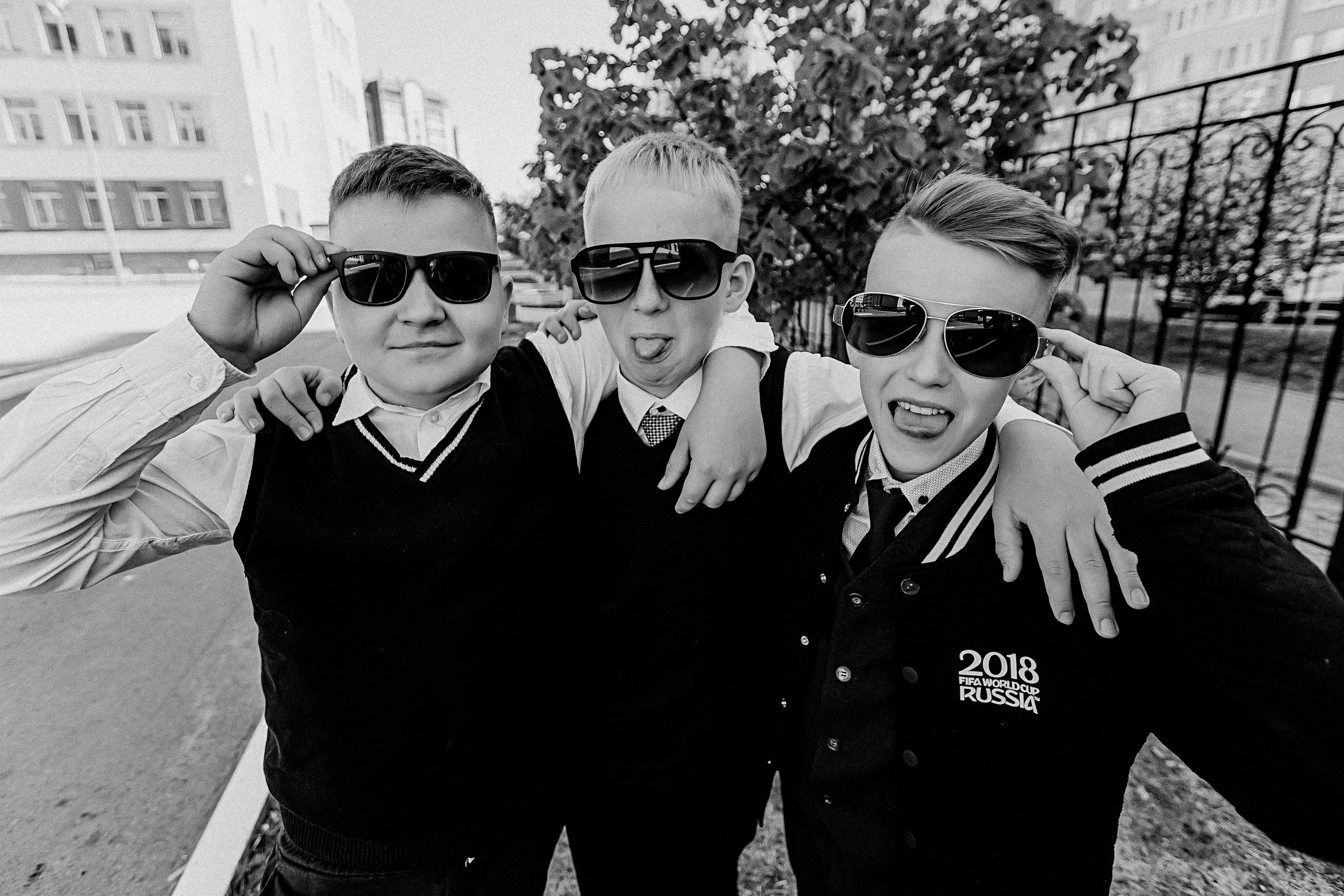 6 класс у школы. Семейный фотограф Тюмень, фотограф на роды Салмина Мария