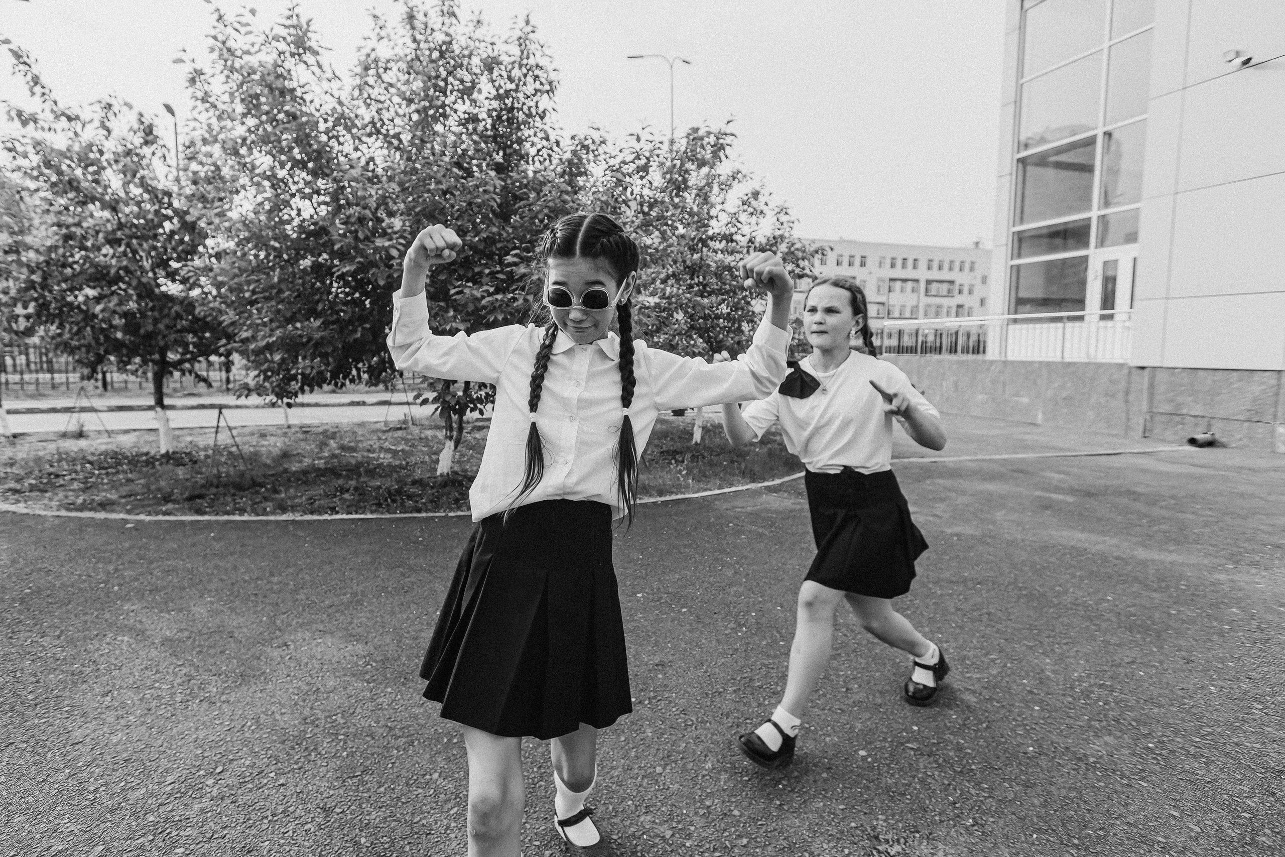 3 класс у школы. Семейный фотограф Тюмень, фотограф на роды Салмина Мария