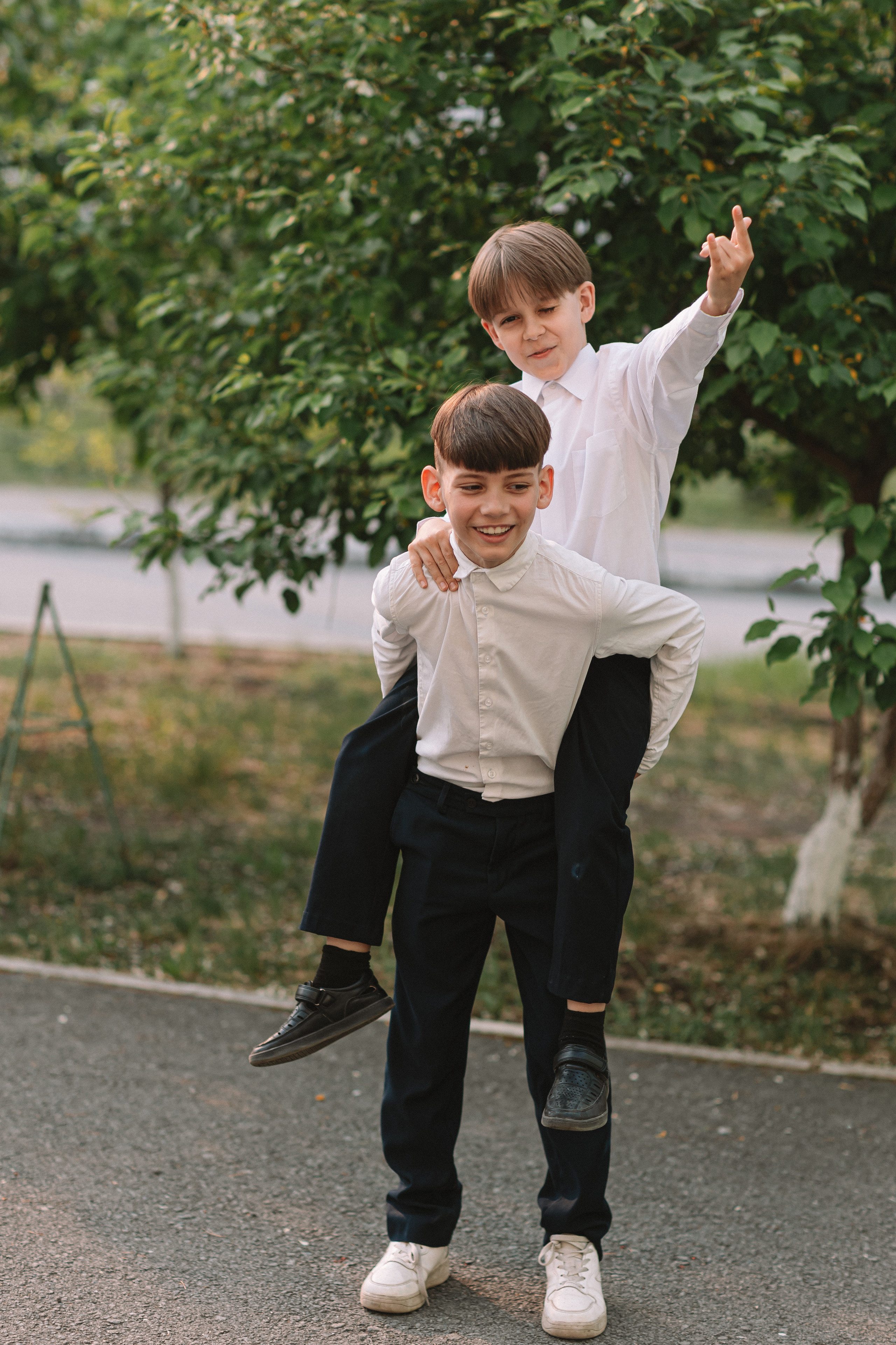 3 класс у школы. Семейный фотограф Тюмень, фотограф на роды Салмина Мария