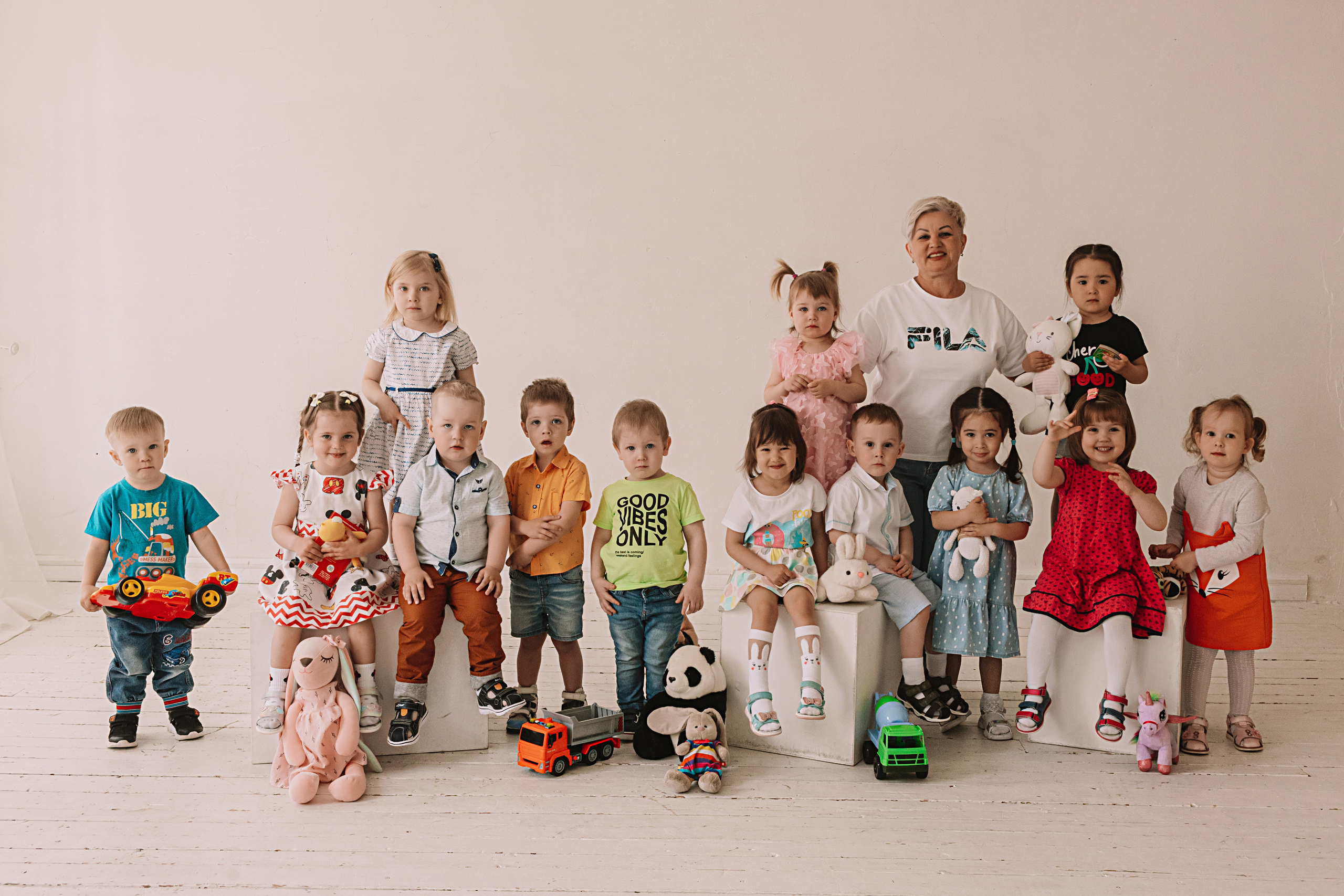 Младшая группа садика в студии. Семейный фотограф Тюмень, фотограф на роды Салмина Мария