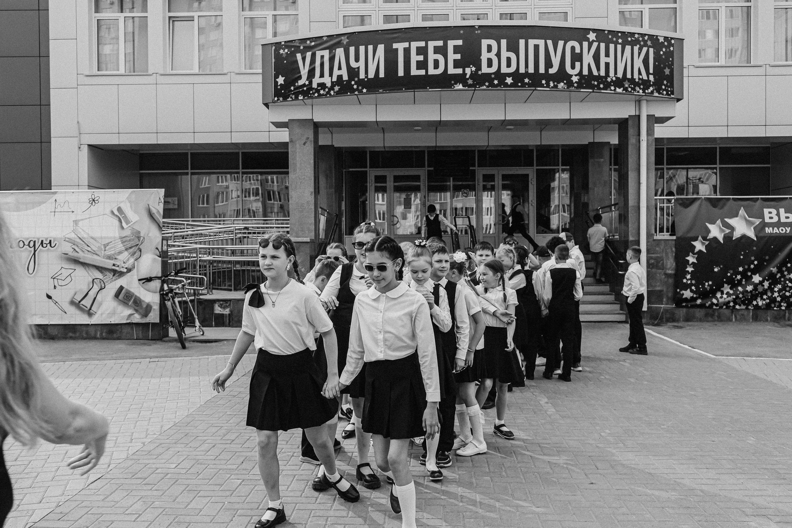 3 класс у школы. Семейный фотограф Тюмень, фотограф на роды Салмина Мария