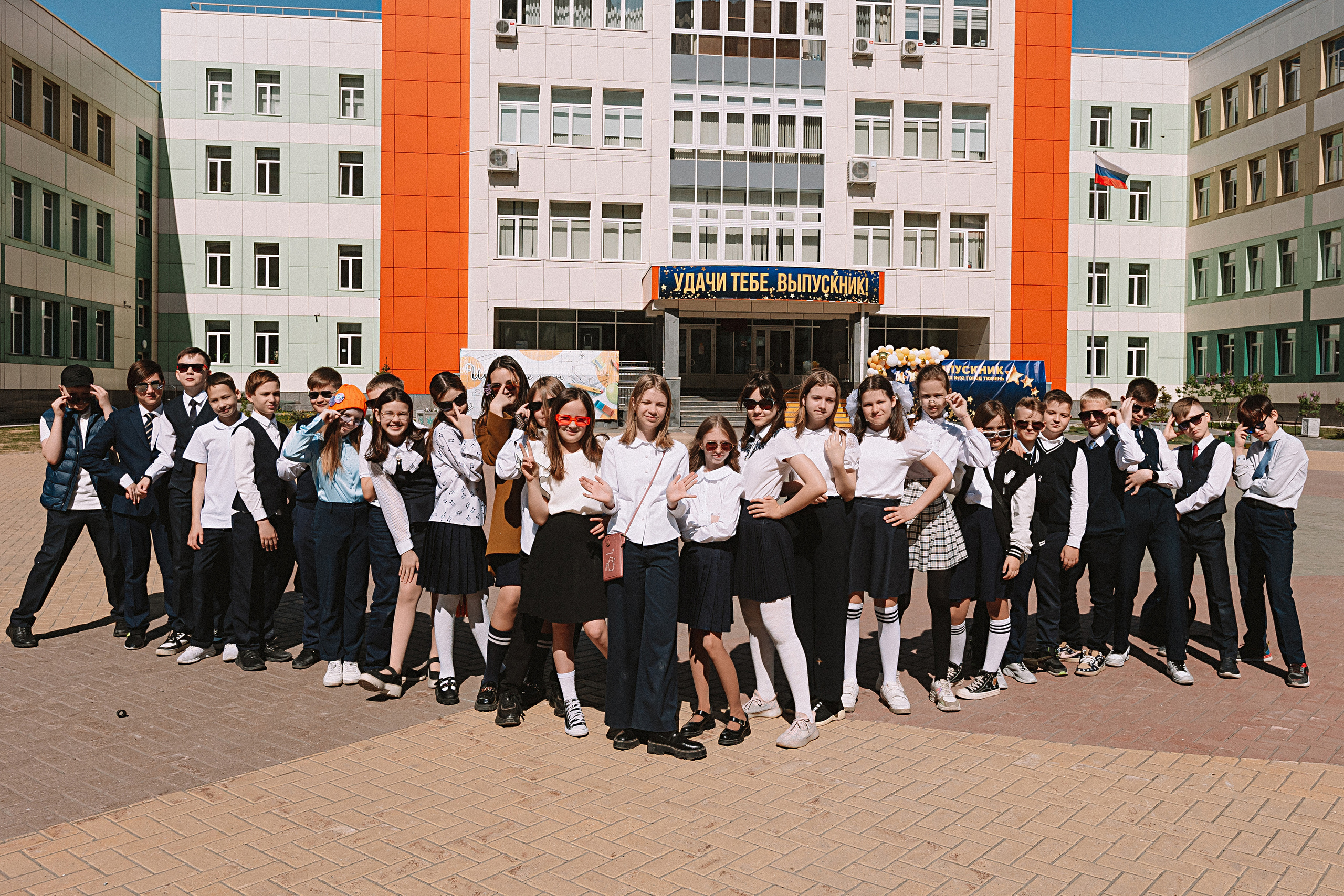 6 класс у школы. Семейный фотограф Тюмень, фотограф на роды Салмина Мария