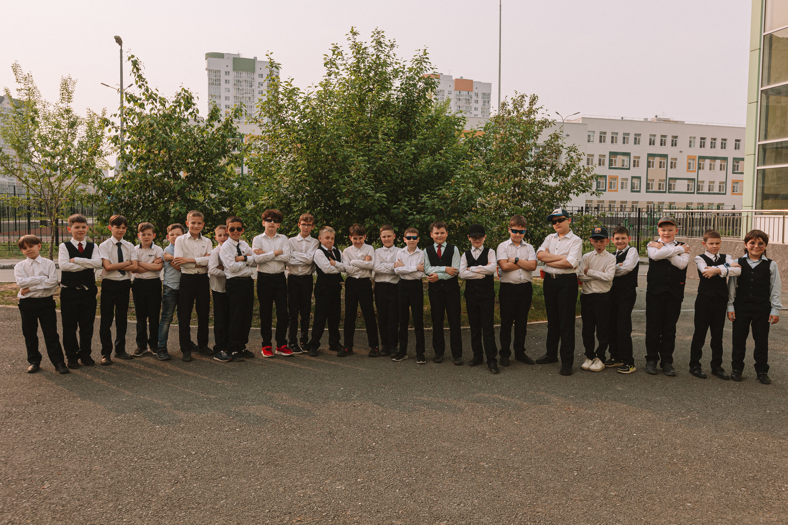 3 класс у школы. Семейный фотограф Тюмень, фотограф на роды Салмина Мария