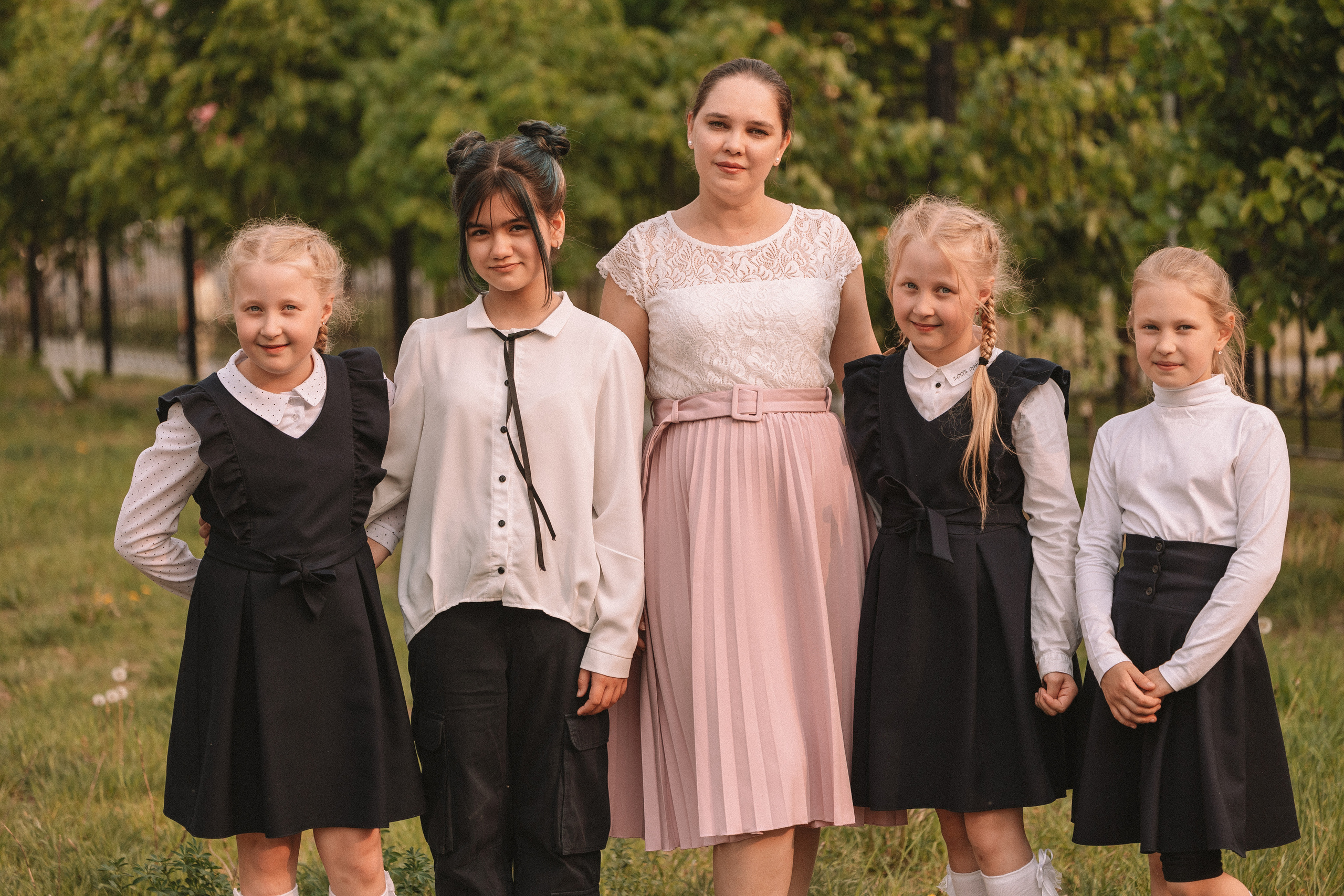 3 класс у школы. Семейный фотограф Тюмень, фотограф на роды Салмина Мария