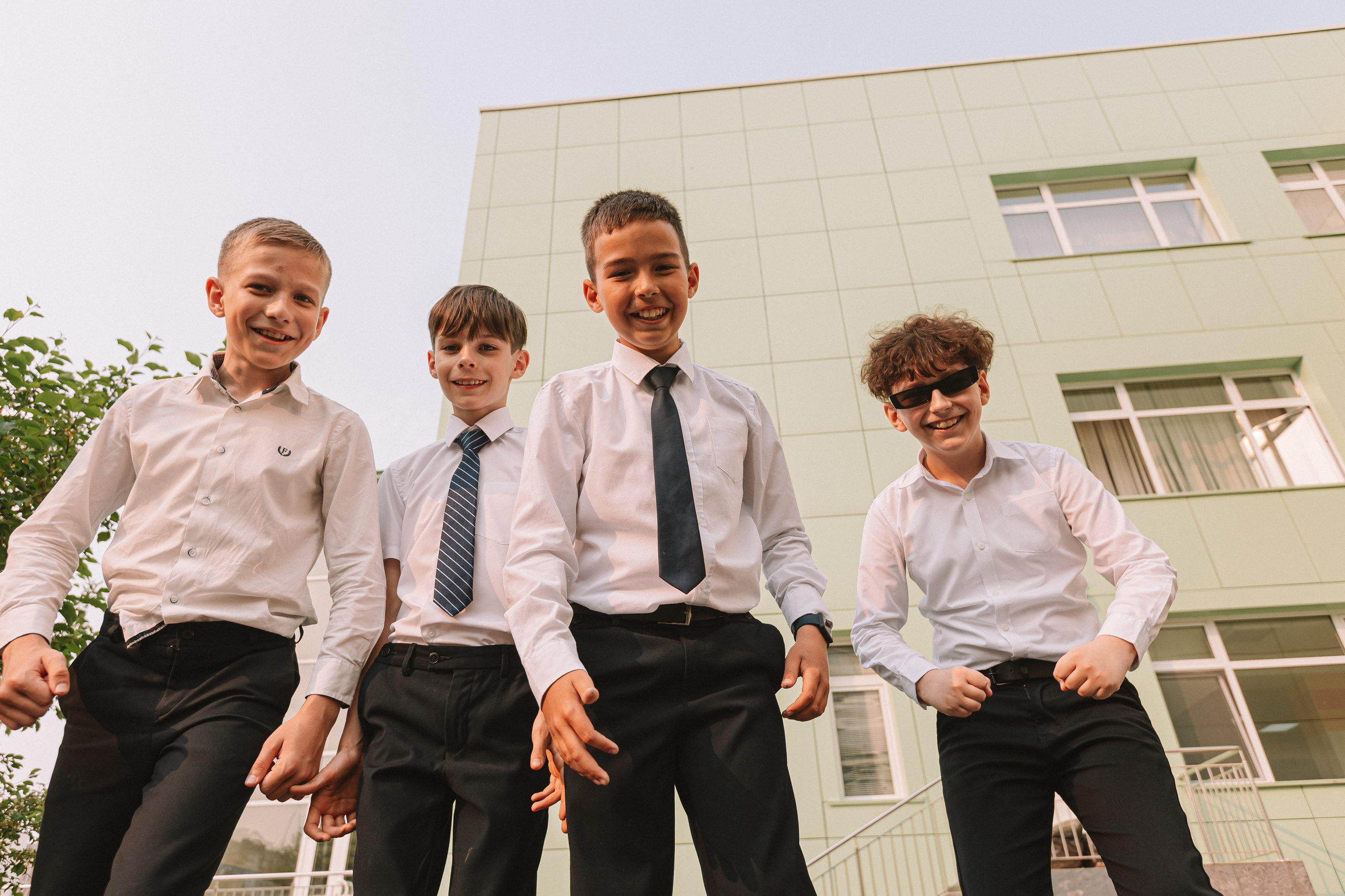 3 класс у школы. Семейный фотограф Тюмень, фотограф на роды Салмина Мария