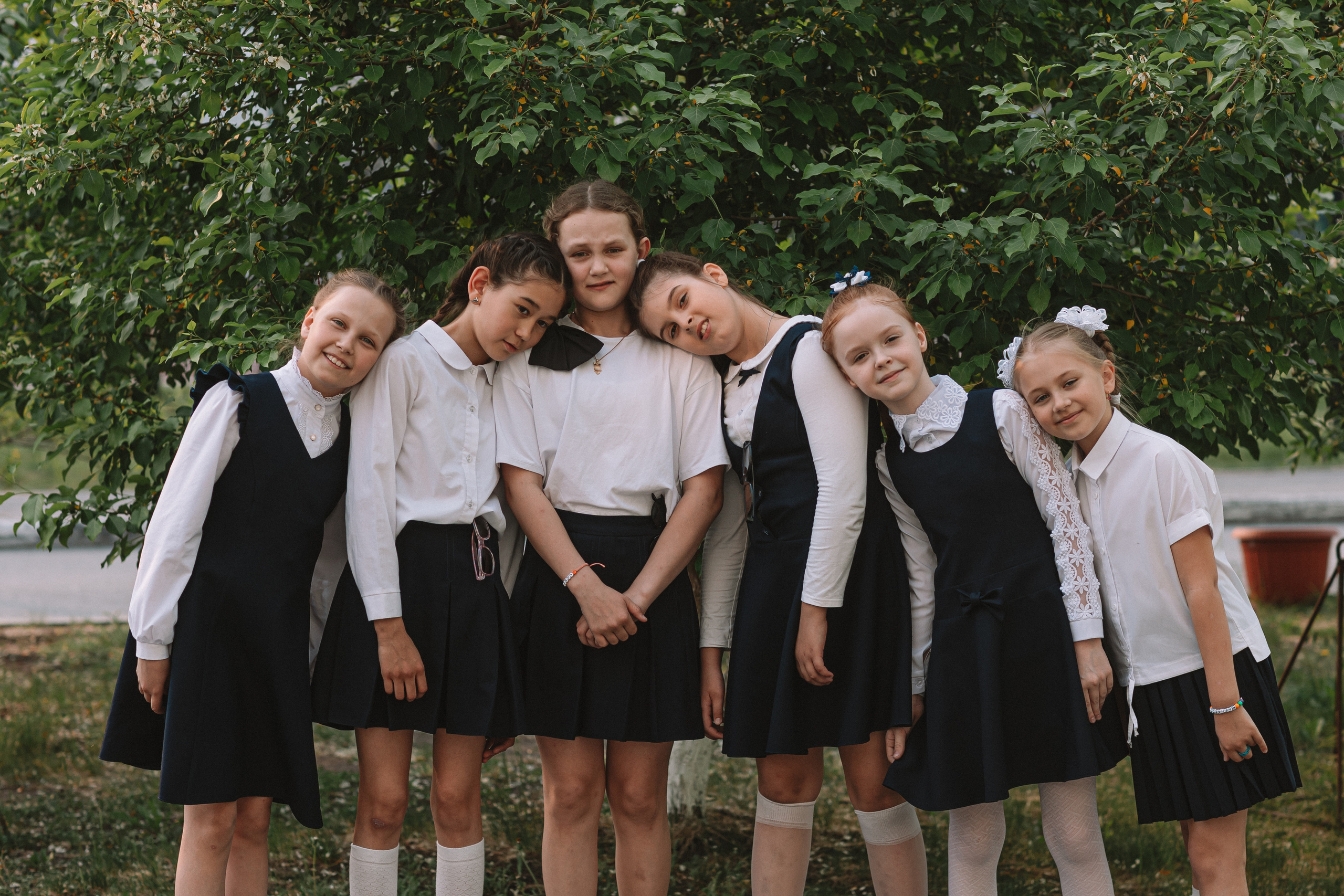 3 класс у школы. Семейный фотограф Тюмень, фотограф на роды Салмина Мария