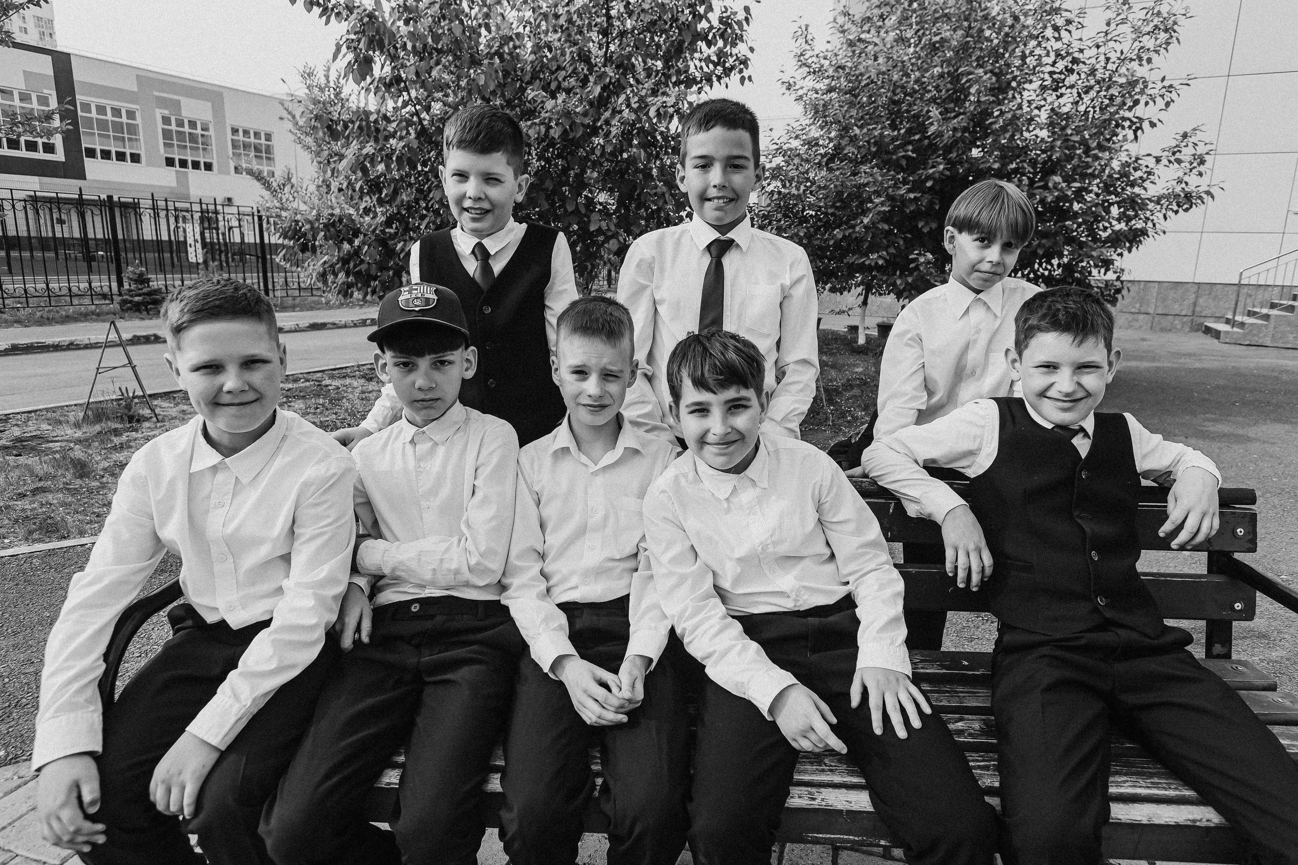 3 класс у школы. Семейный фотограф Тюмень, фотограф на роды Салмина Мария