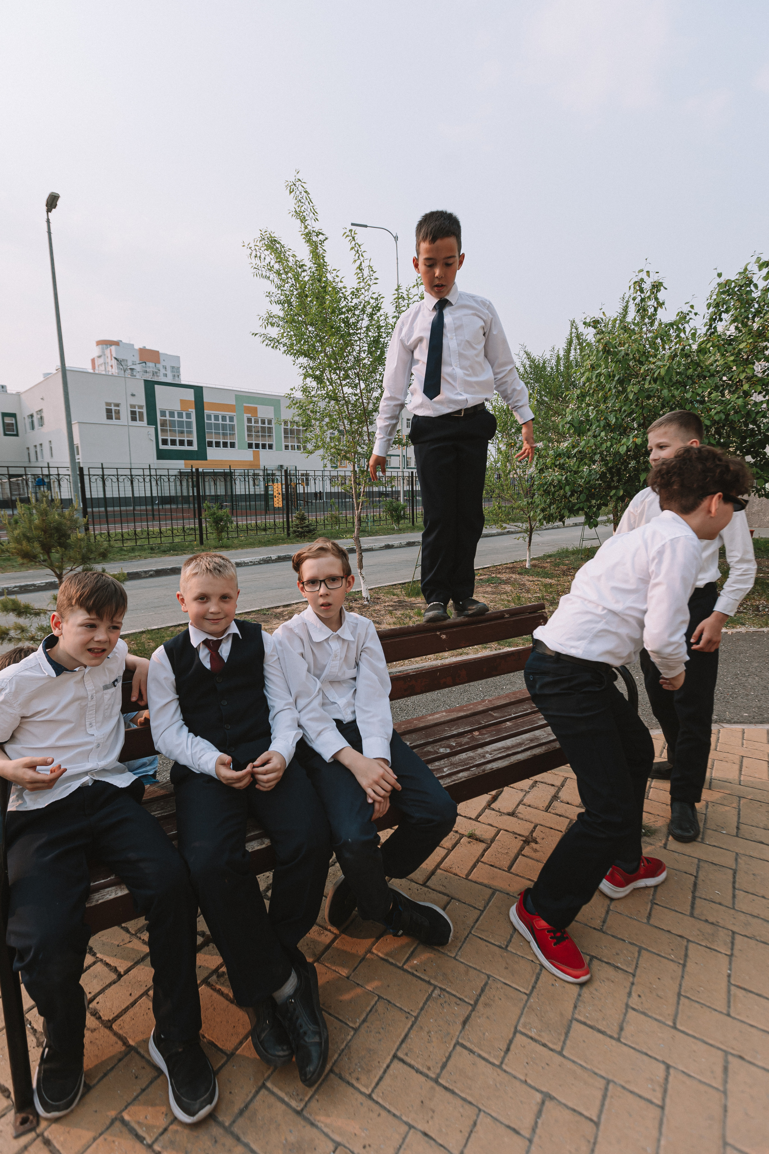 3 класс у школы. Семейный фотограф Тюмень, фотограф на роды Салмина Мария