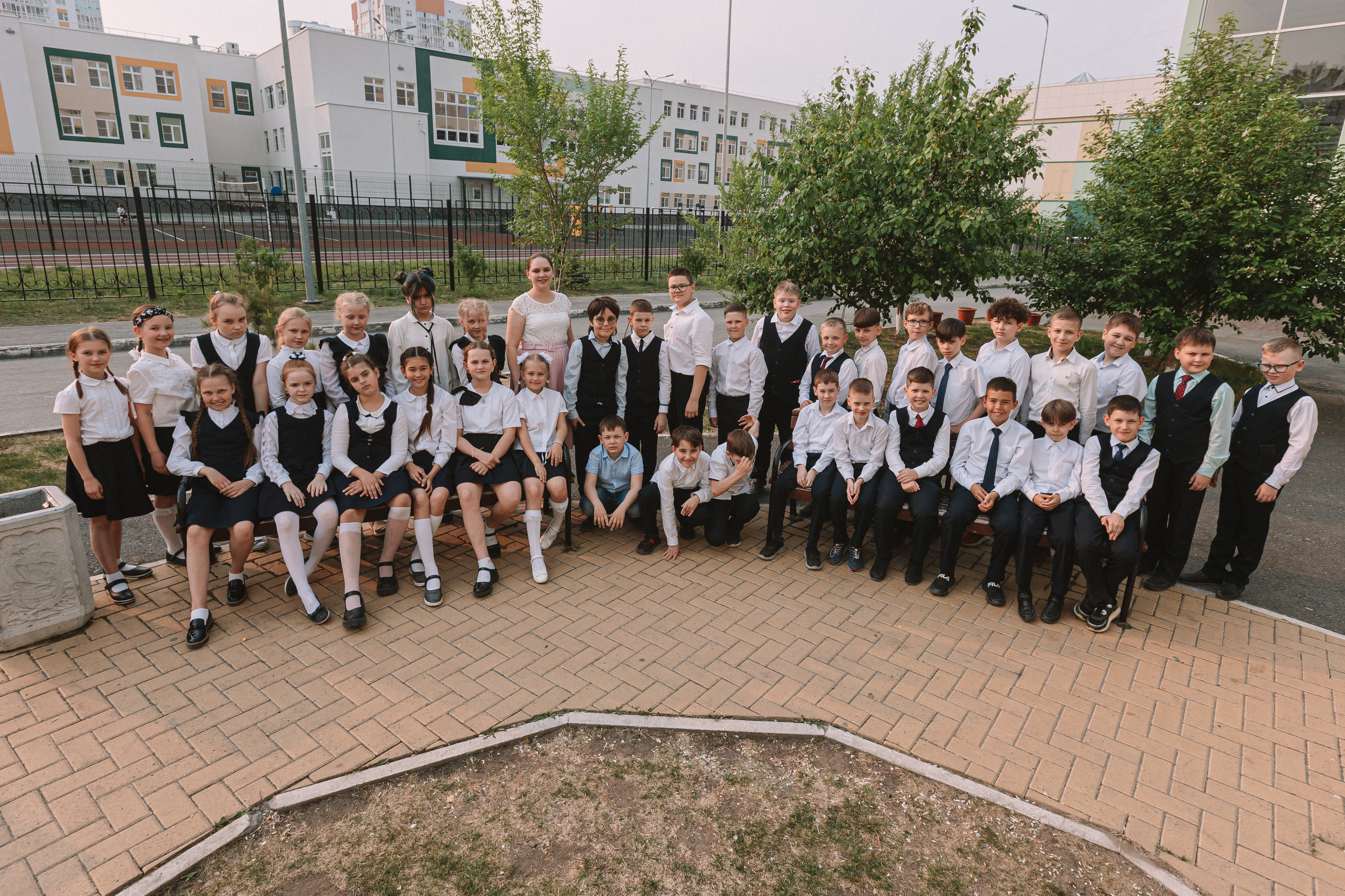 3 класс у школы. Семейный фотограф Тюмень, фотограф на роды Салмина Мария