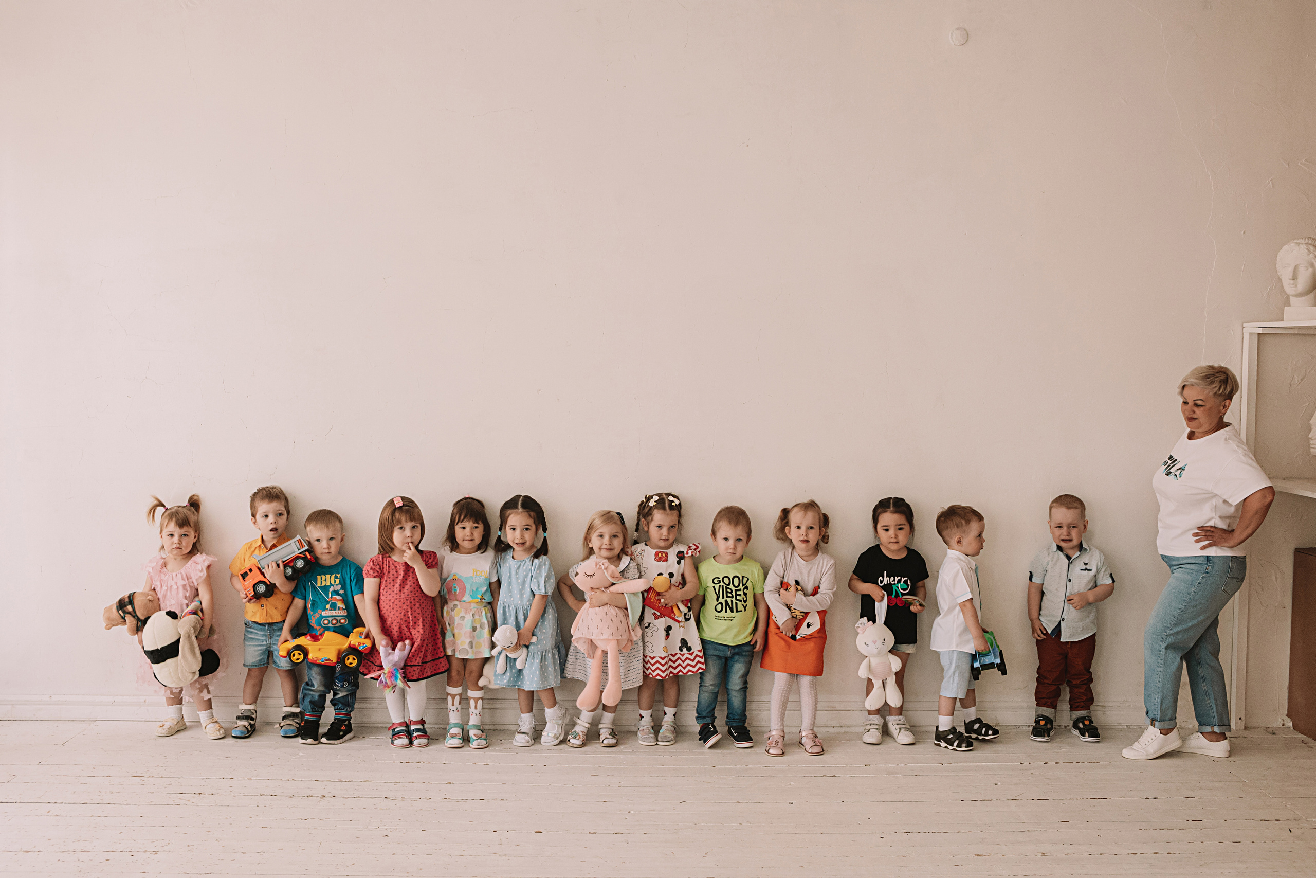 Младшая группа садика в студии. Семейный фотограф Тюмень, фотограф на роды Салмина Мария