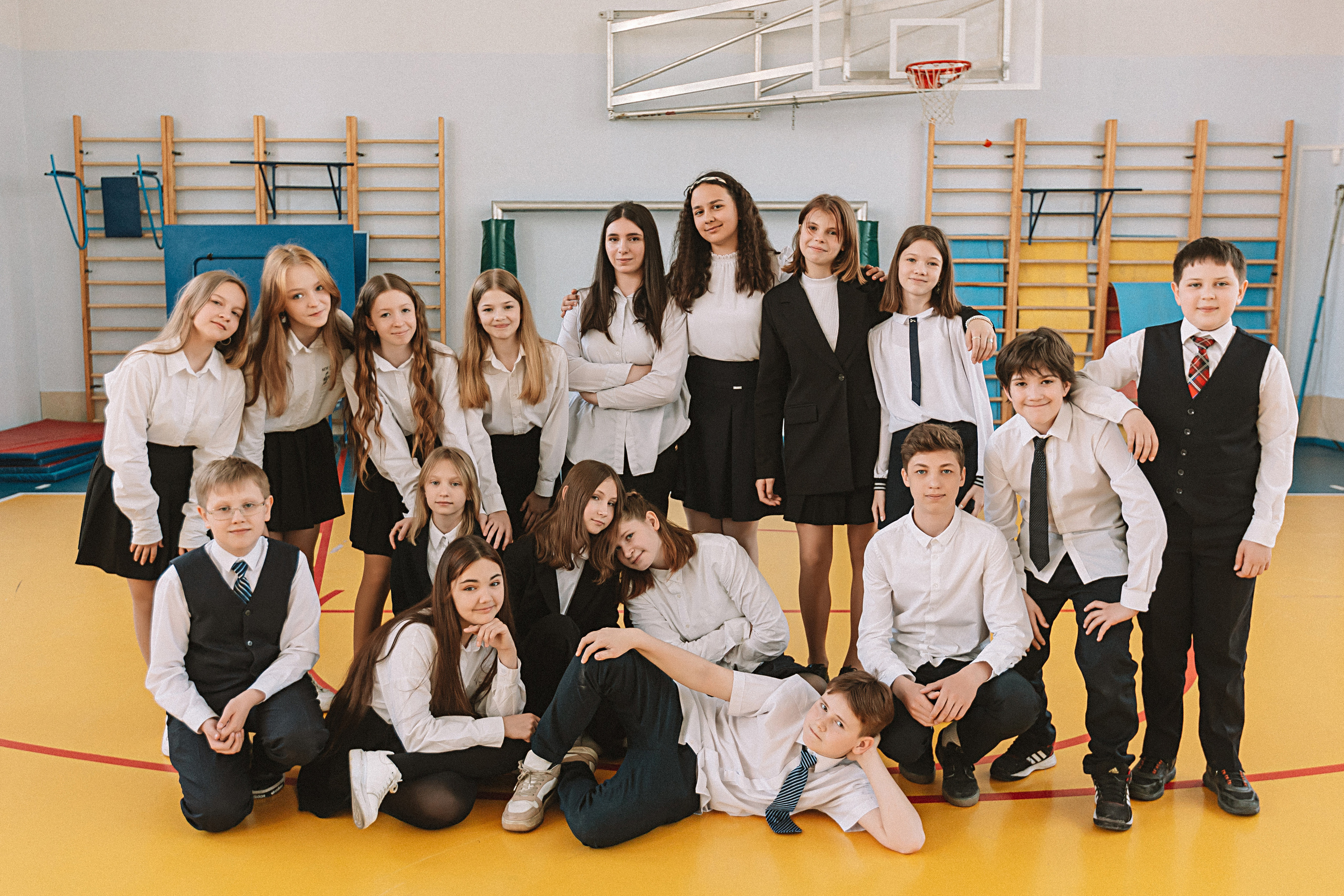 7 класс в стенах школы. Семейный фотограф Тюмень, фотограф на роды Салмина Мария