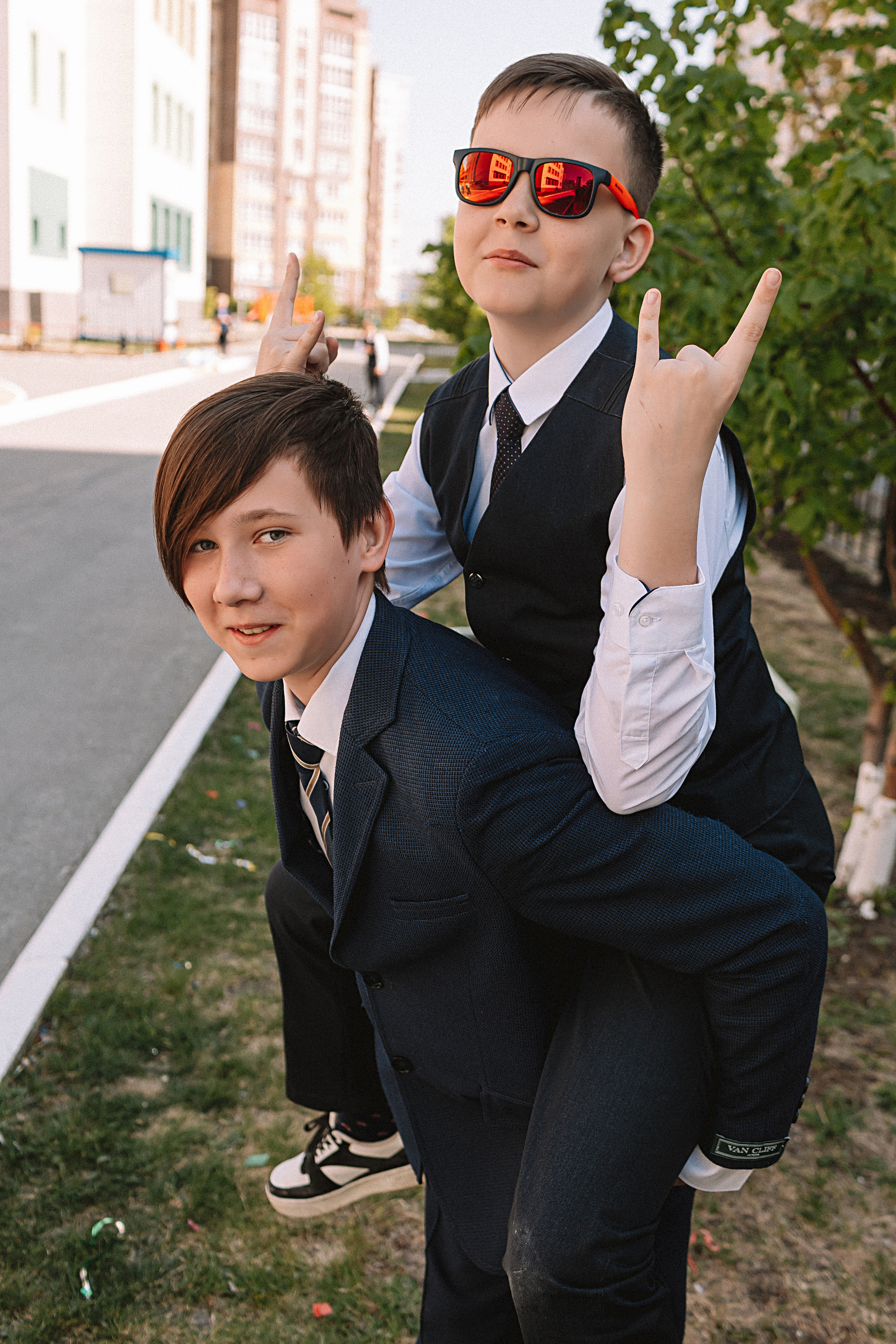 6 класс у школы. Семейный фотограф Тюмень, фотограф на роды Салмина Мария