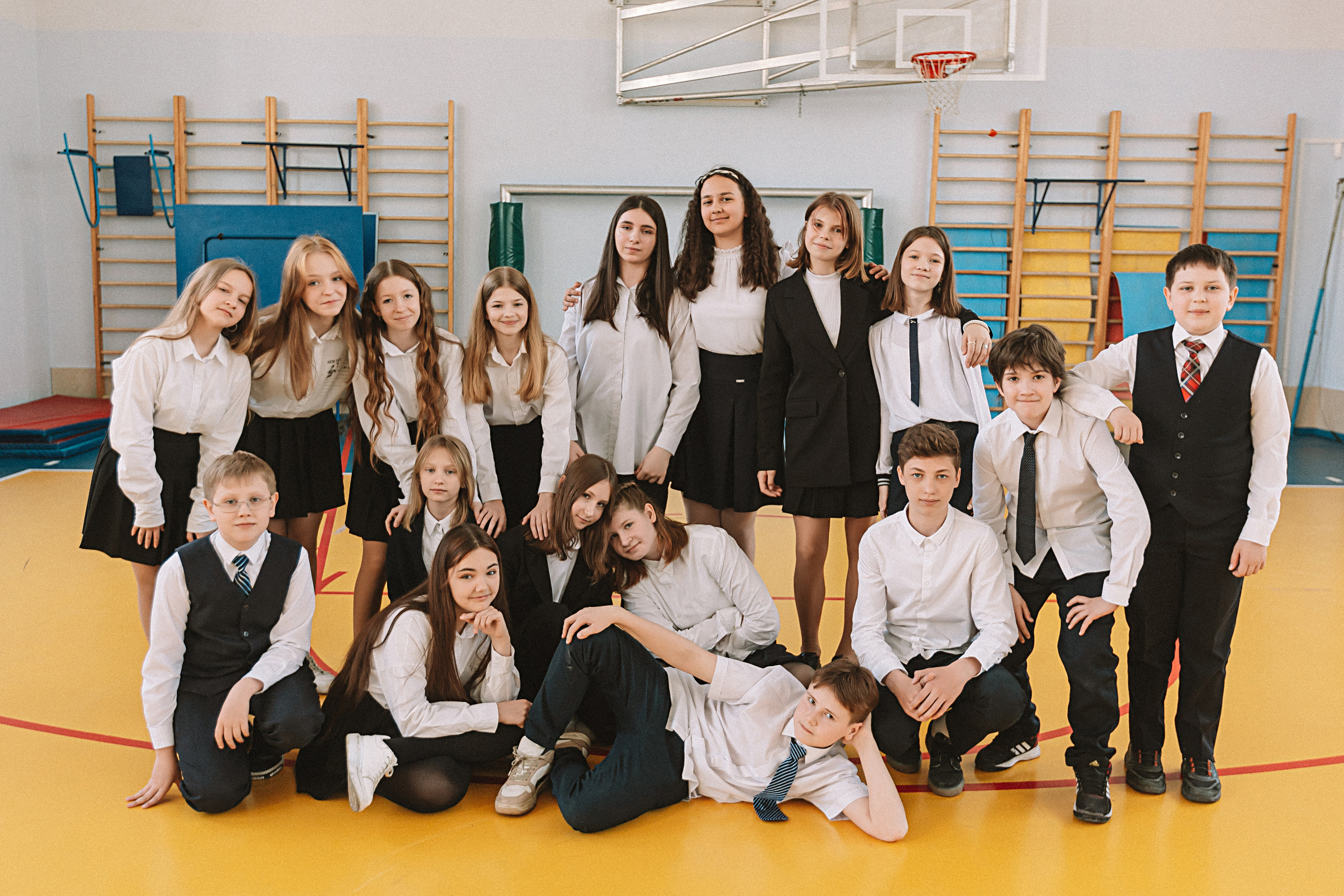 7 класс в стенах школы. Семейный фотограф Тюмень, фотограф на роды Салмина Мария