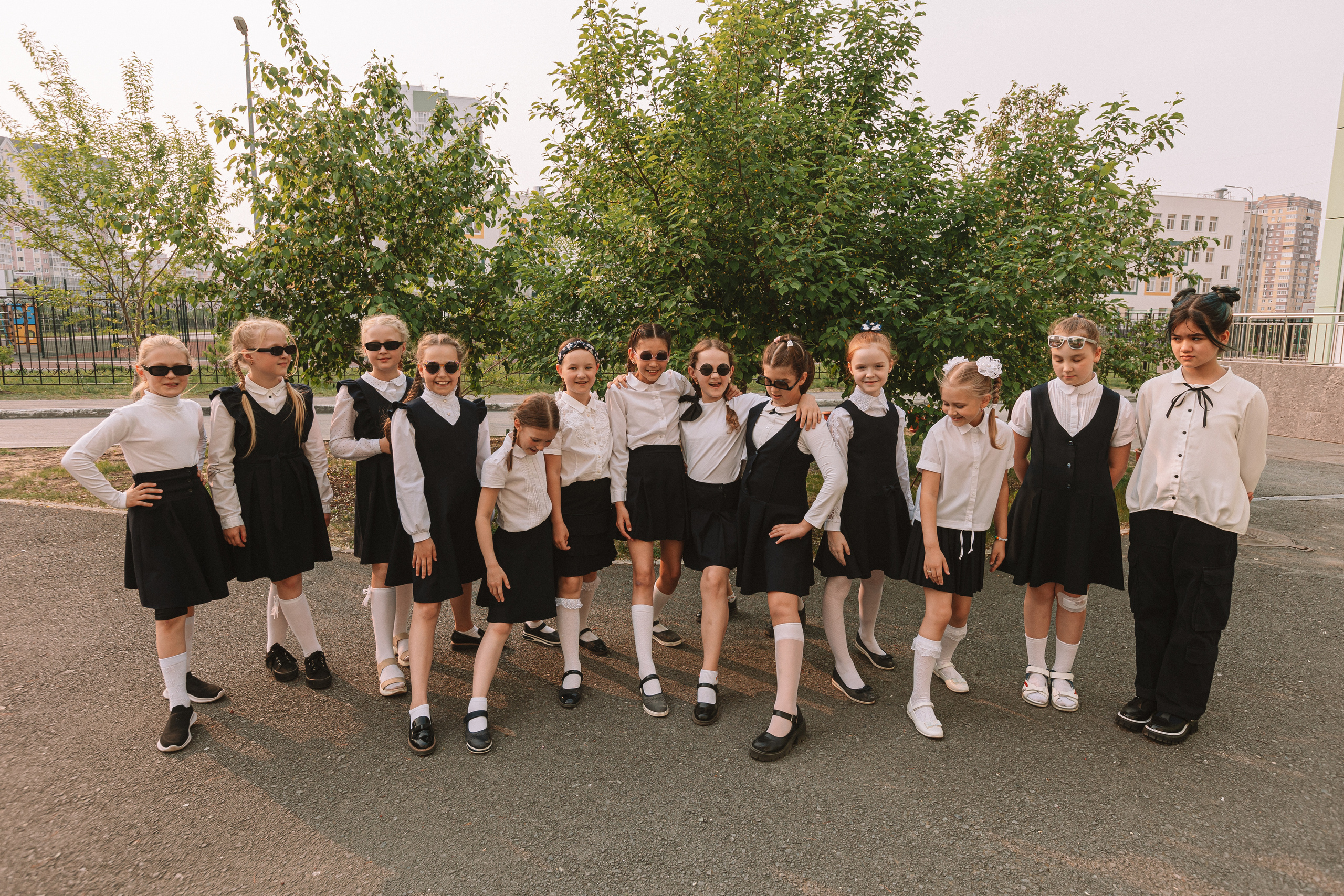 3 класс у школы. Семейный фотограф Тюмень, фотограф на роды Салмина Мария