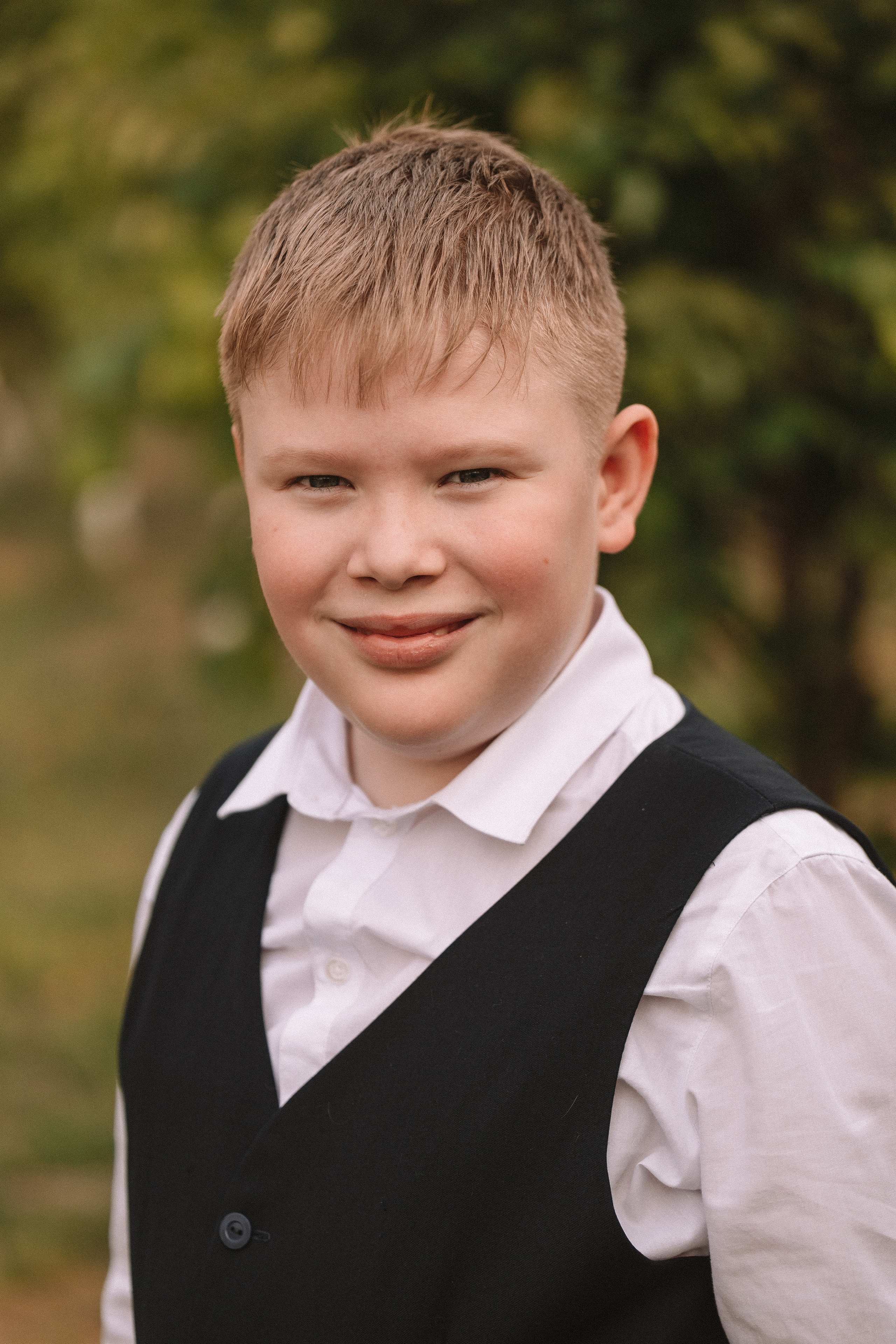 3 класс у школы. Семейный фотограф Тюмень, фотограф на роды Салмина Мария