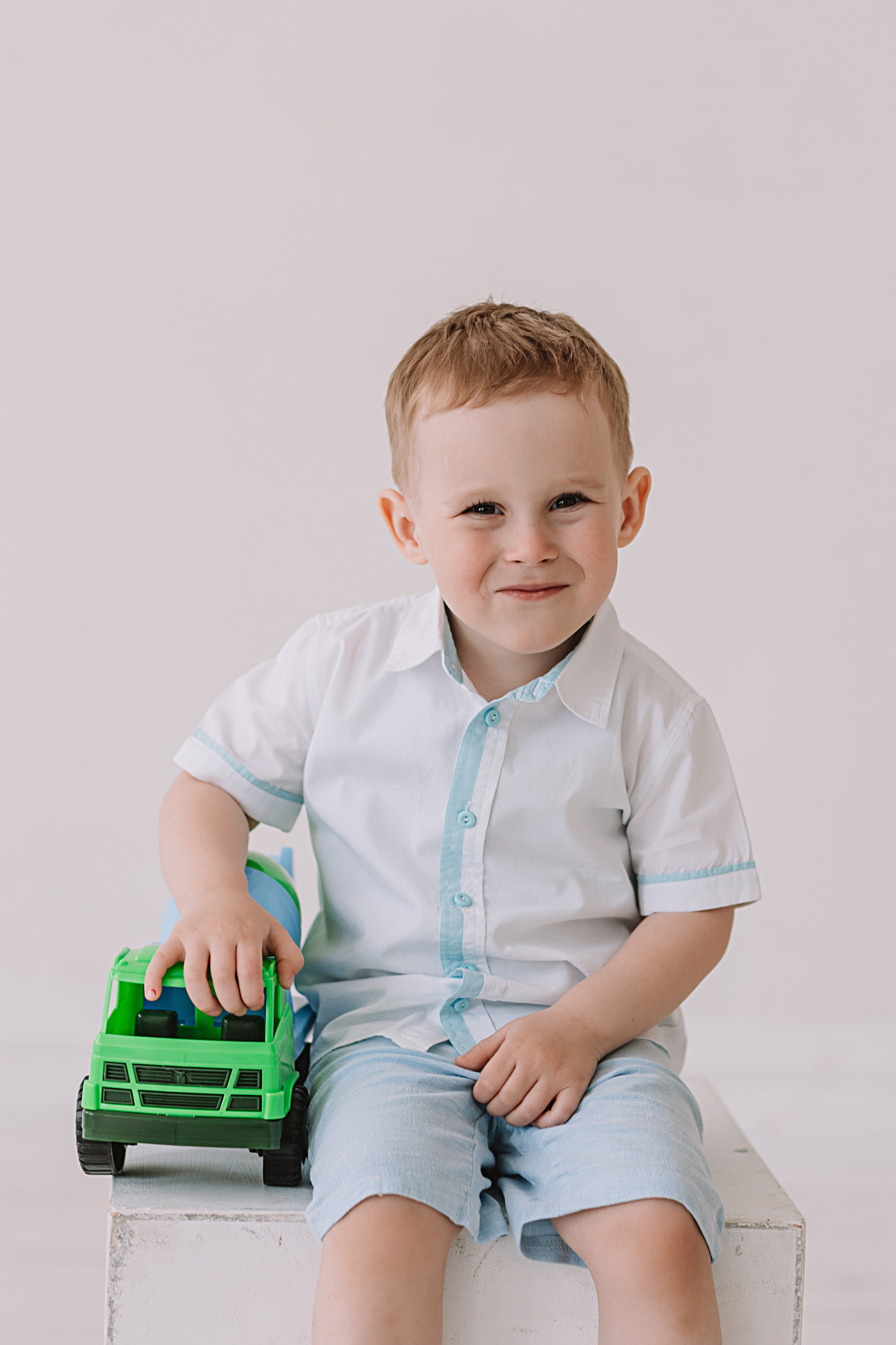 Младшая группа садика в студии. Семейный фотограф Тюмень, фотограф на роды Салмина Мария