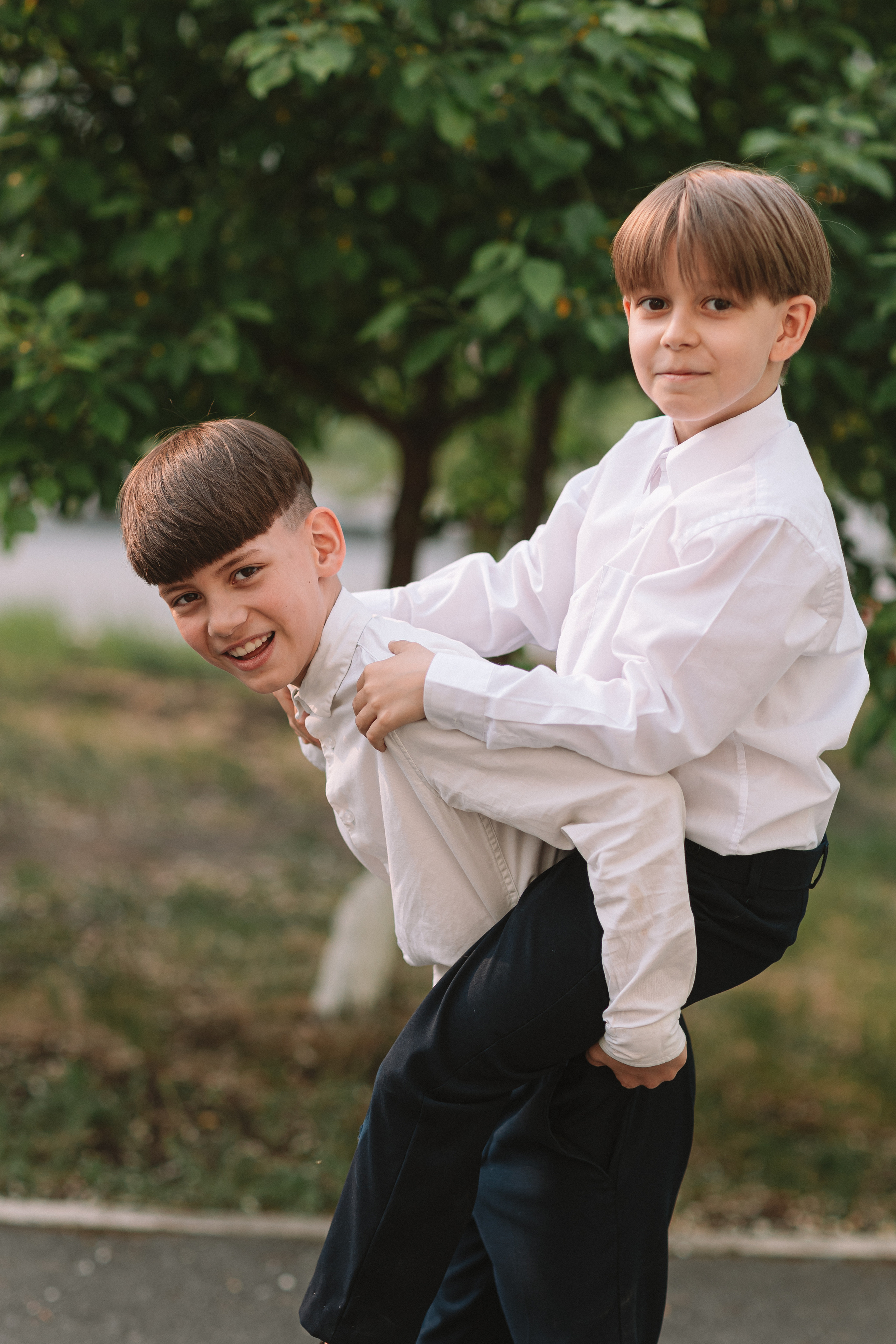 3 класс у школы. Семейный фотограф Тюмень, фотограф на роды Салмина Мария