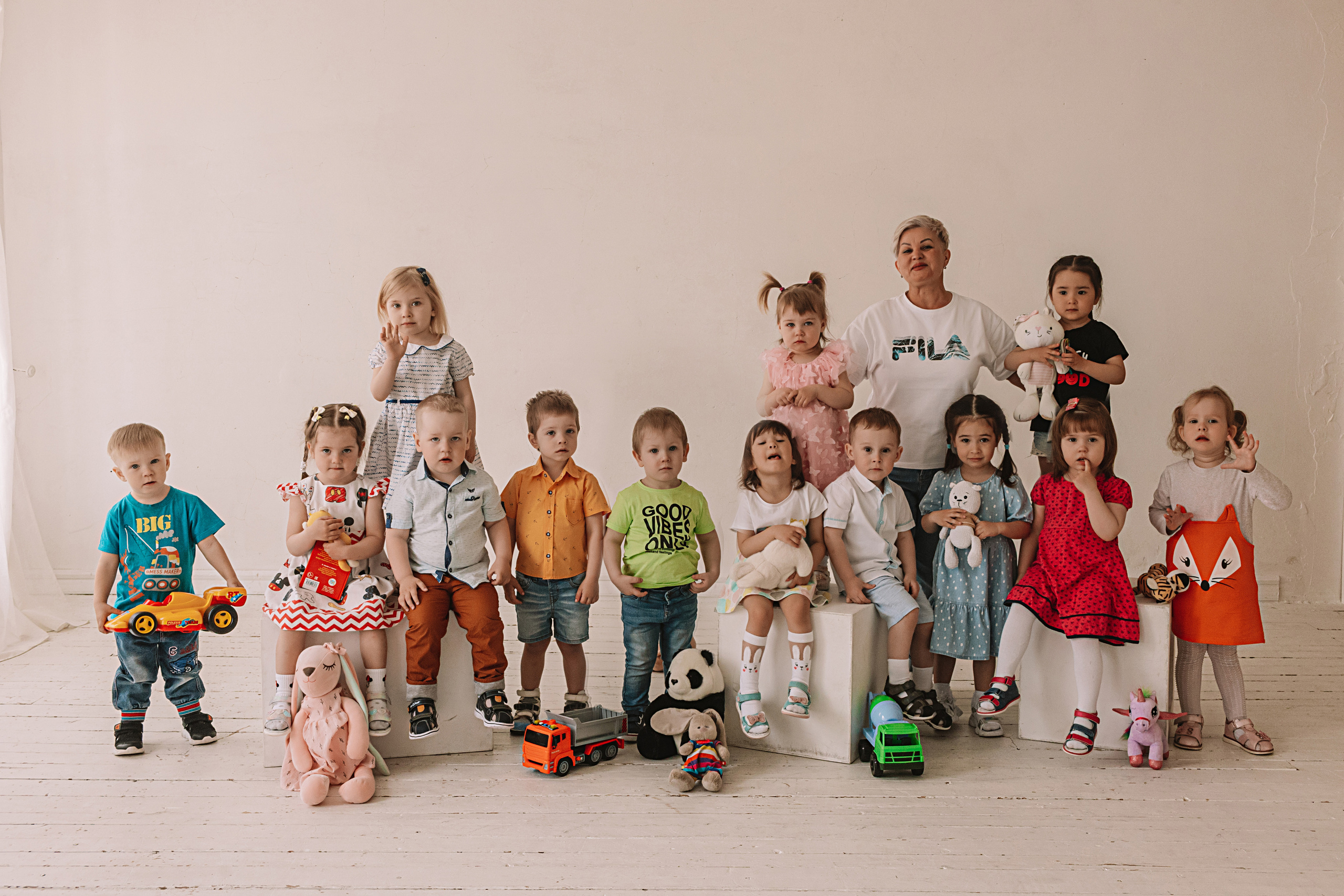 Младшая группа садика в студии. Семейный фотограф Тюмень, фотограф на роды Салмина Мария