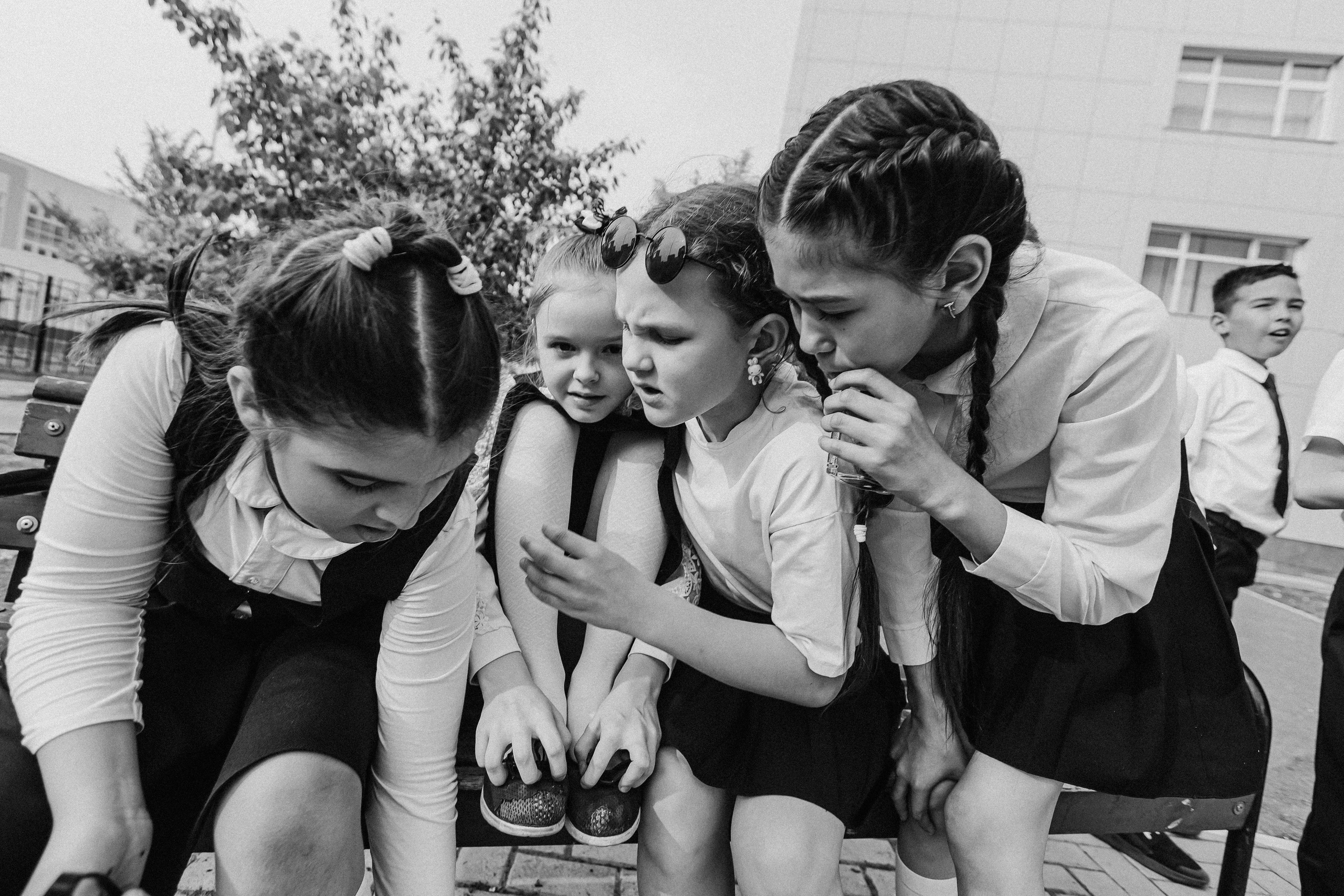 3 класс у школы. Семейный фотограф Тюмень, фотограф на роды Салмина Мария