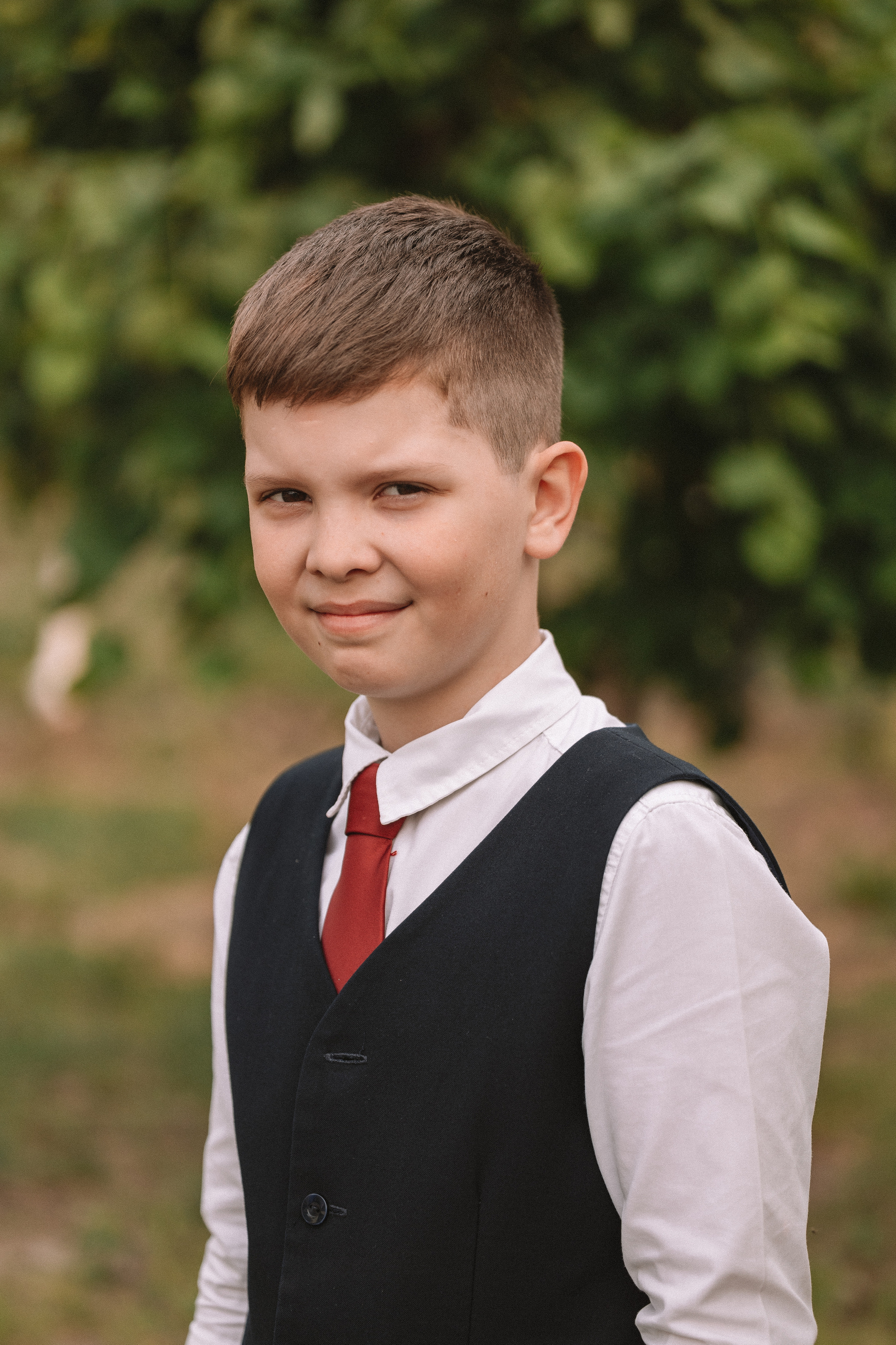 3 класс у школы. Семейный фотограф Тюмень, фотограф на роды Салмина Мария