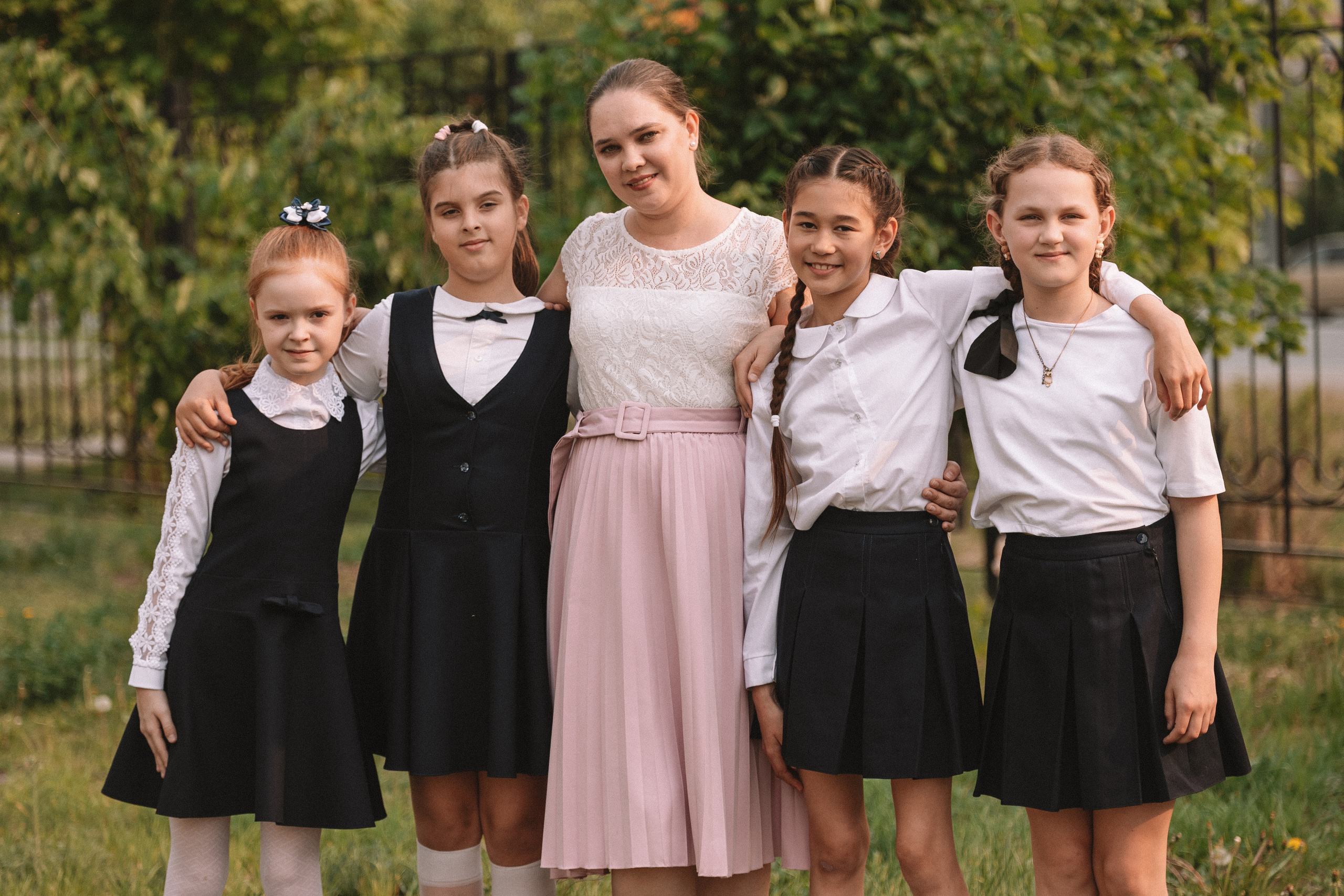 3 класс у школы. Семейный фотограф Тюмень, фотограф на роды Салмина Мария