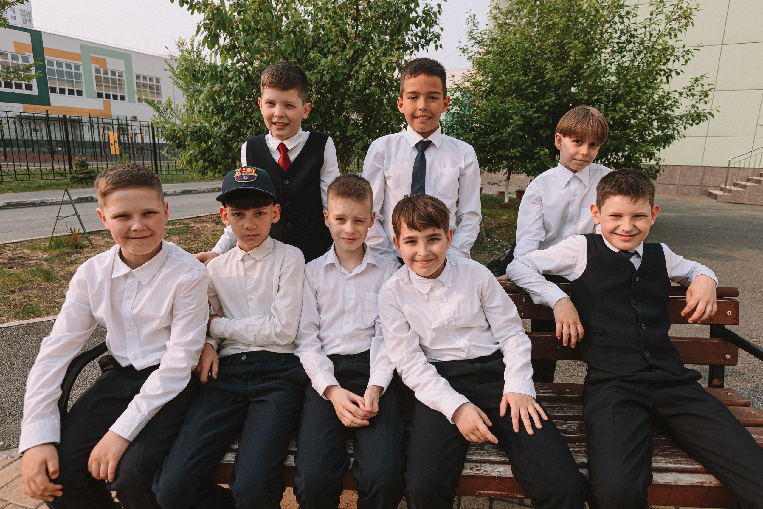 3 класс у школы. Семейный фотограф Тюмень, фотограф на роды Салмина Мария