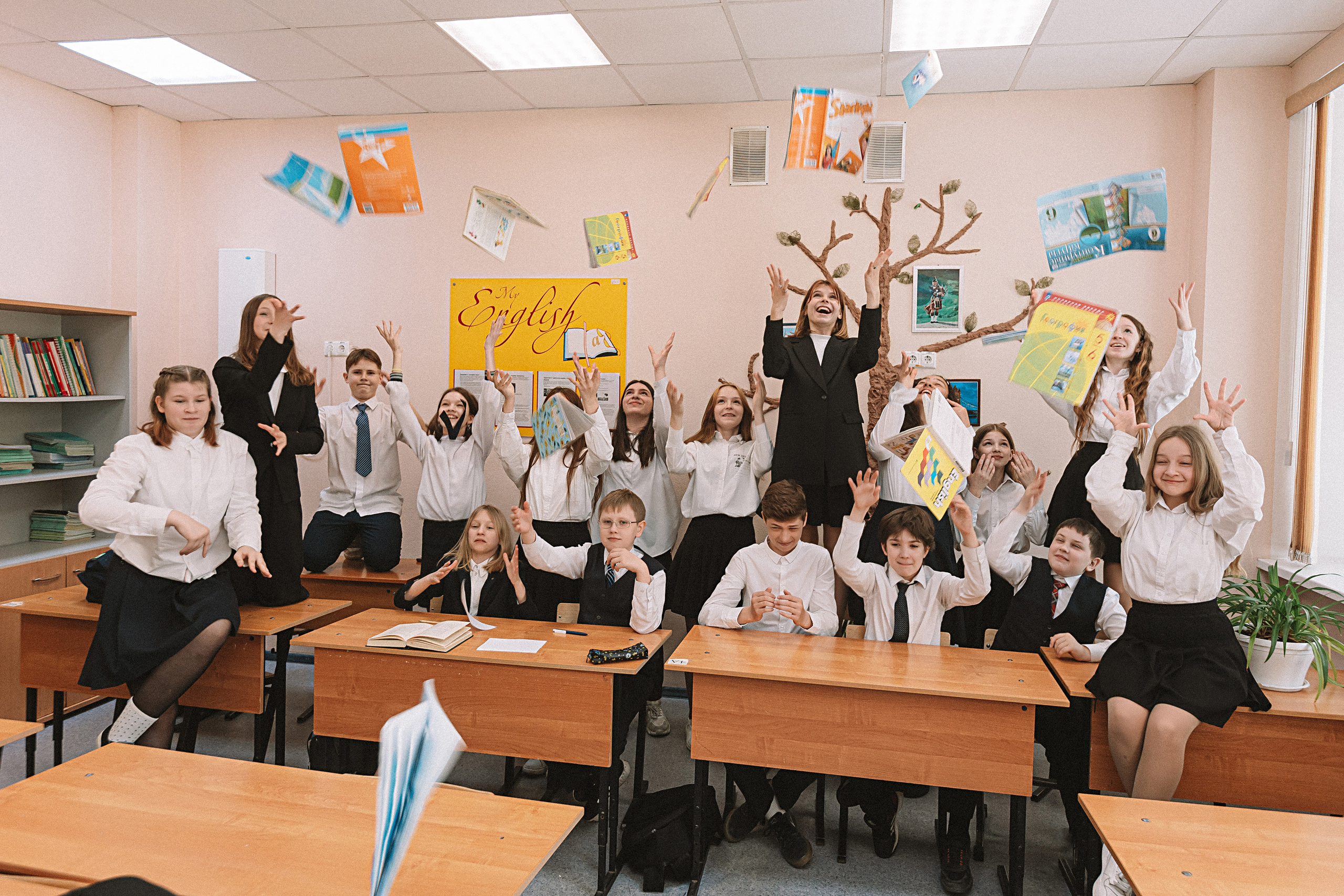 7 класс в стенах школы. Семейный фотограф Тюмень, фотограф на роды Салмина Мария