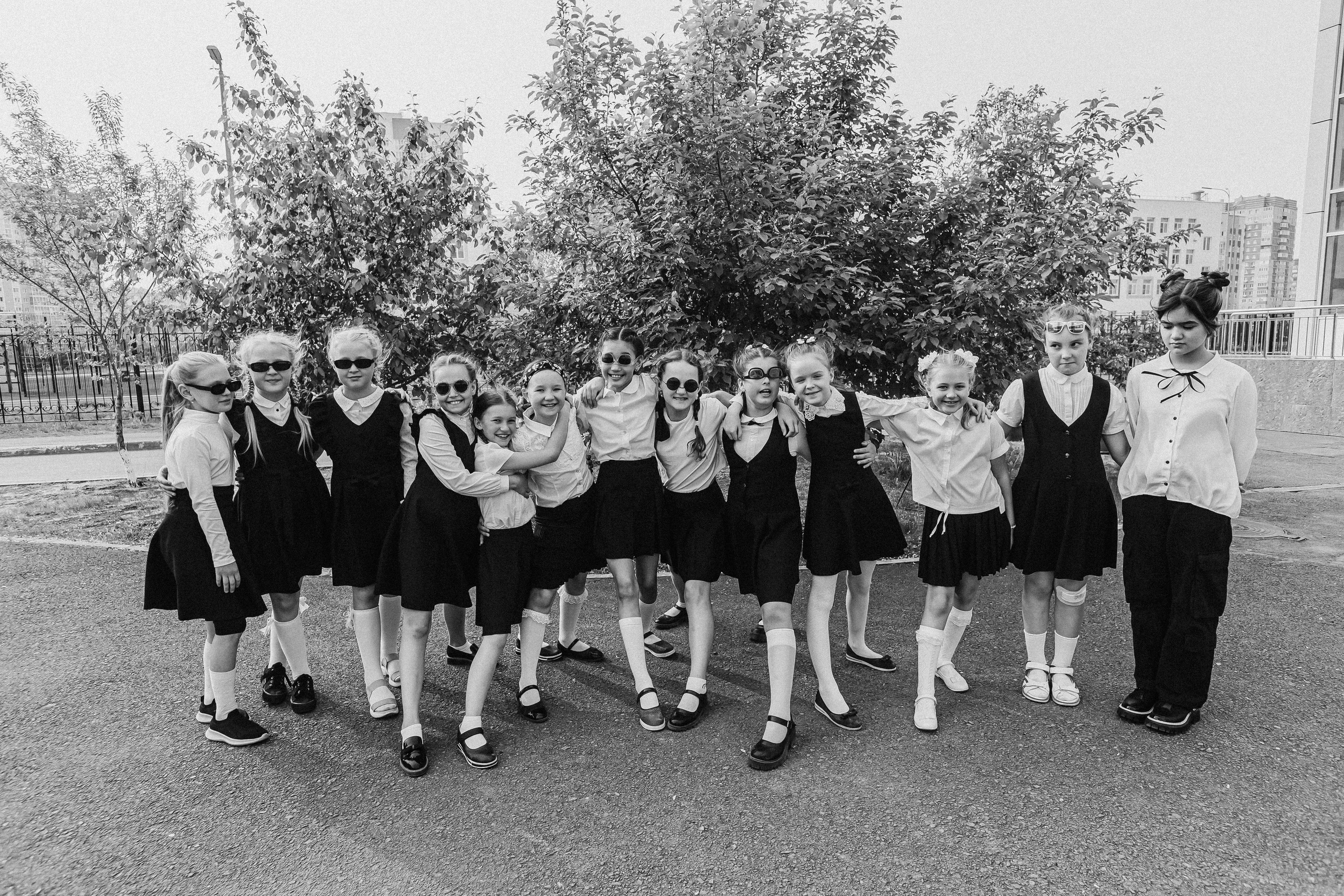 3 класс у школы. Семейный фотограф Тюмень, фотограф на роды Салмина Мария