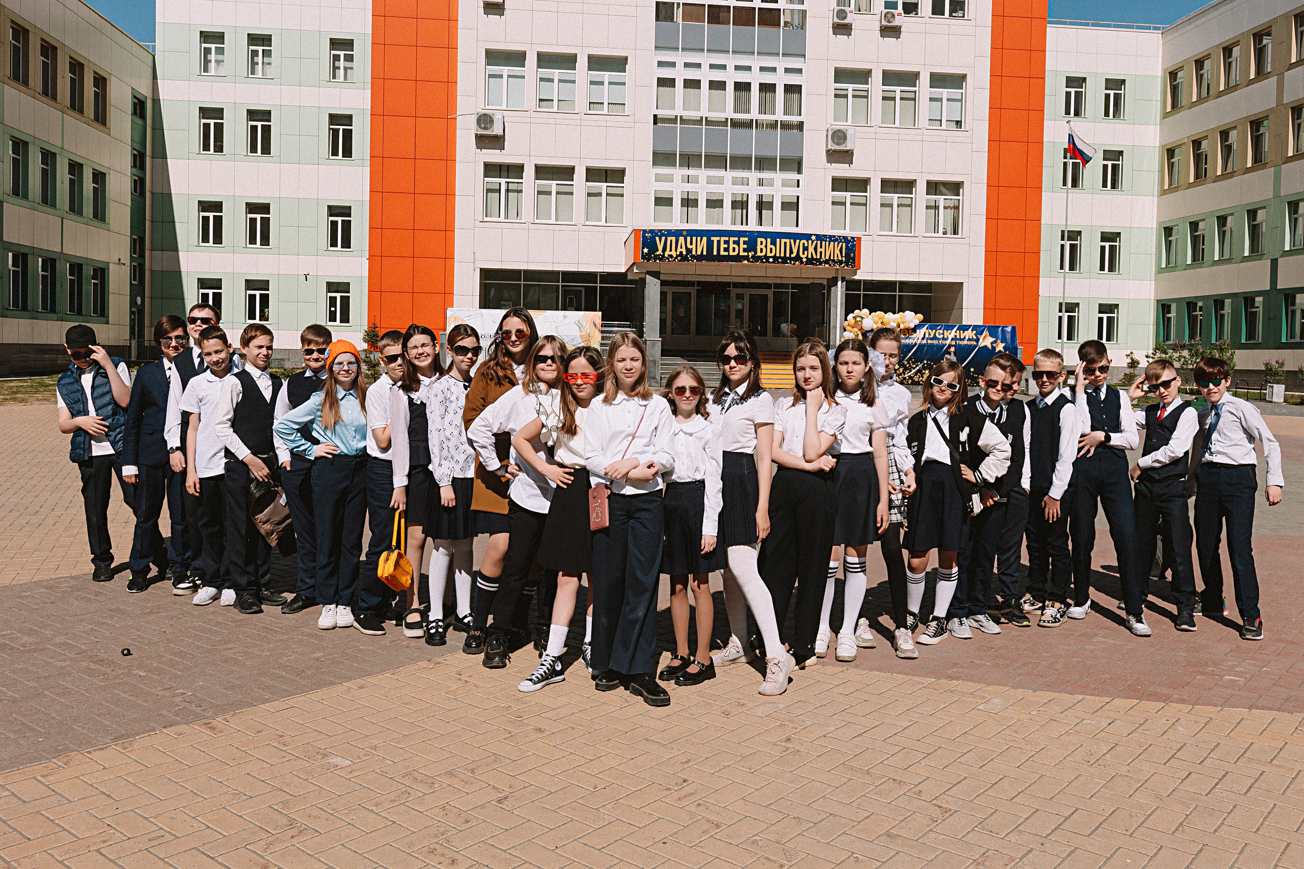 6 класс у школы. Семейный фотограф Тюмень, фотограф на роды Салмина Мария