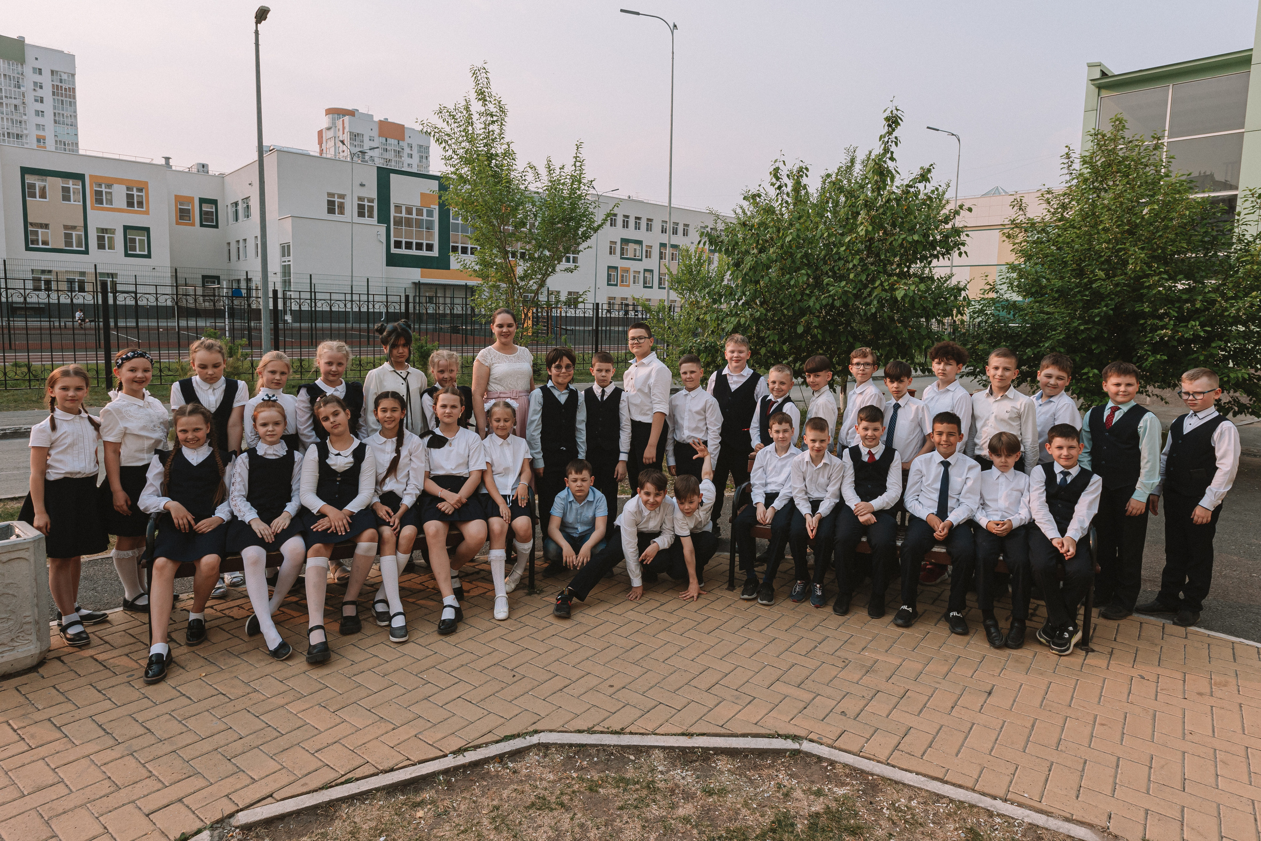 3 класс у школы. Семейный фотограф Тюмень, фотограф на роды Салмина Мария