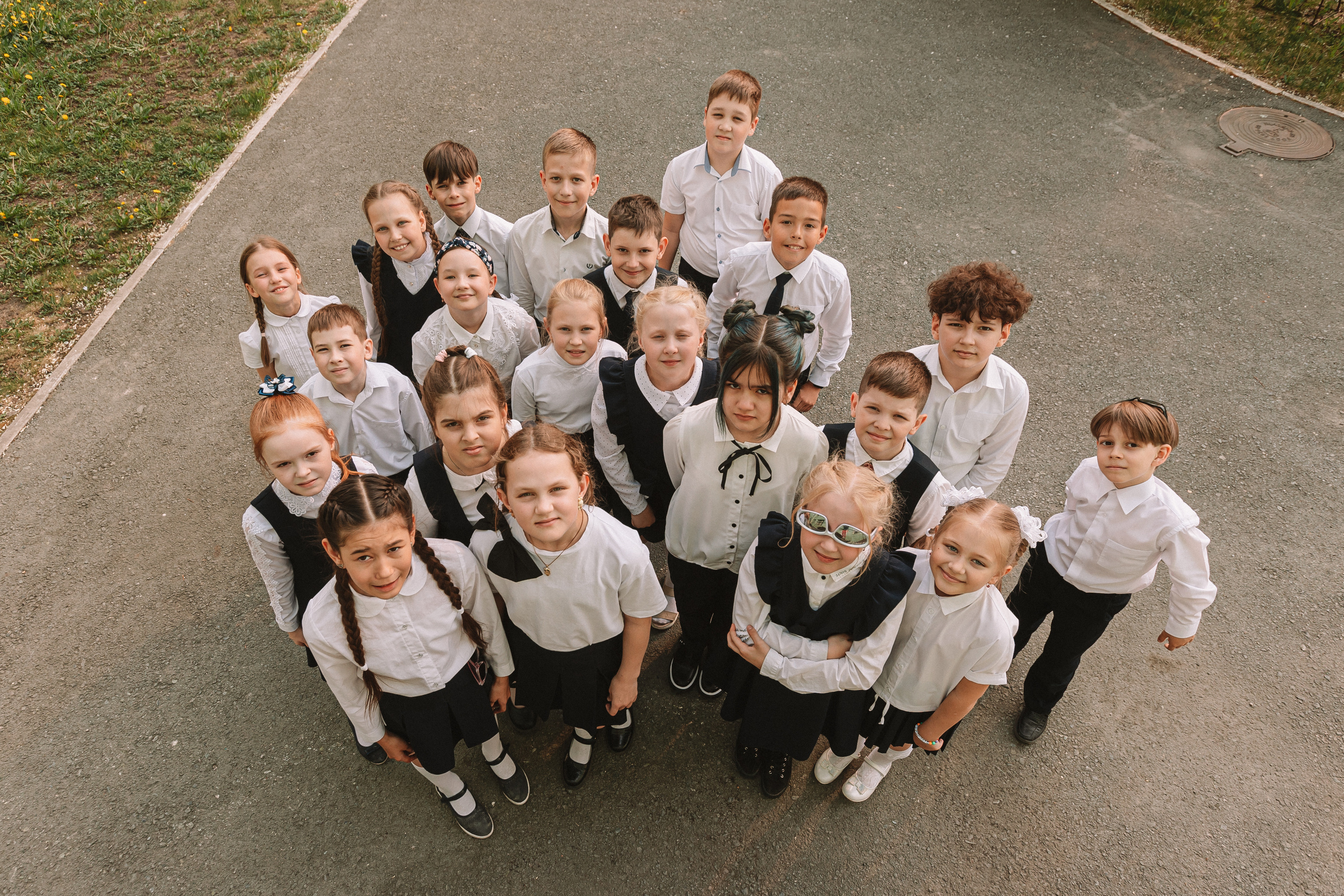 3 класс у школы. Семейный фотограф Тюмень, фотограф на роды Салмина Мария