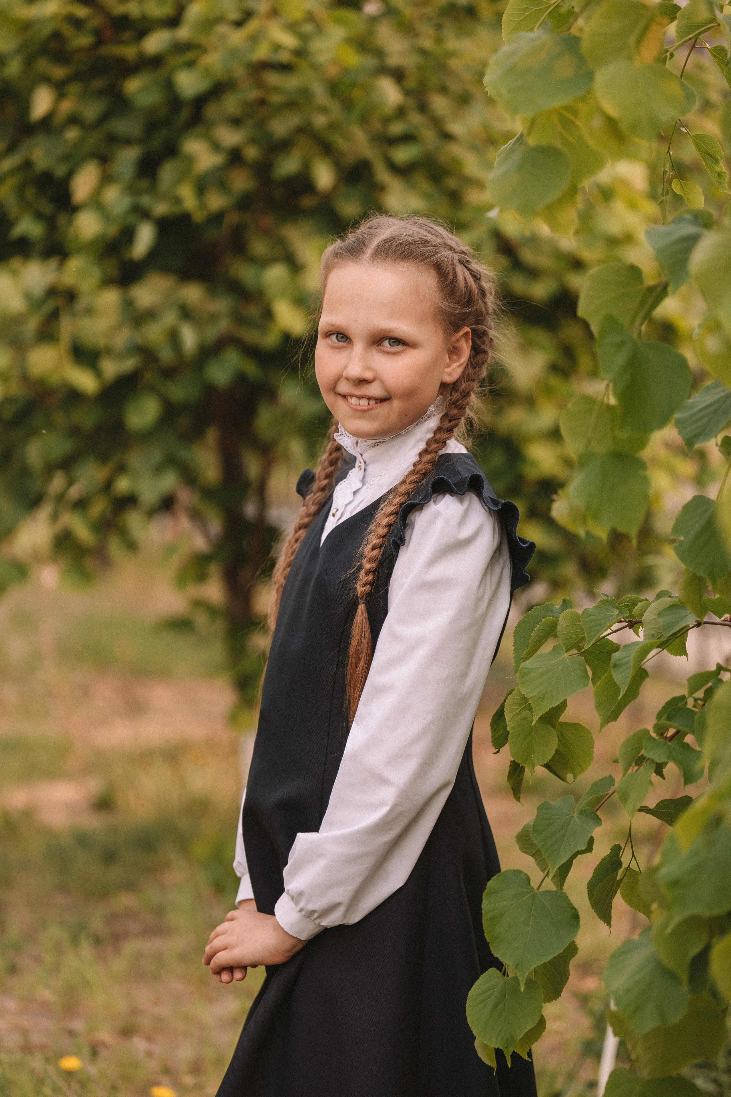 3 класс у школы. Семейный фотограф Тюмень, фотограф на роды Салмина Мария