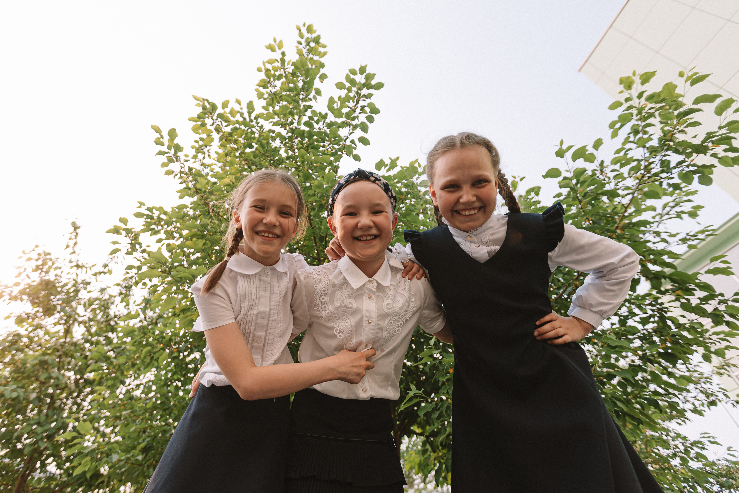 3 класс у школы. Семейный фотограф Тюмень, фотограф на роды Салмина Мария