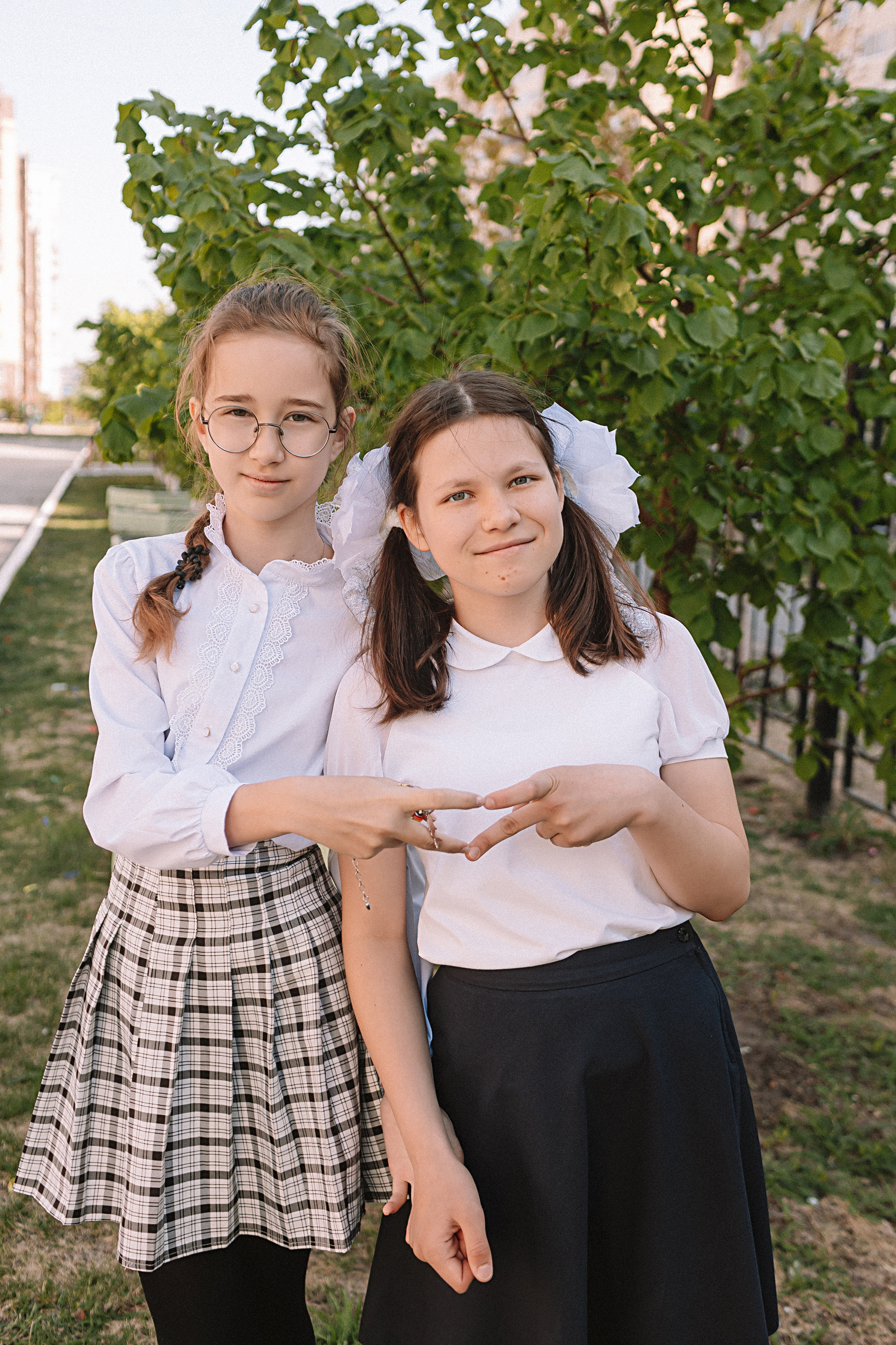 6 класс у школы. Семейный фотограф Тюмень, фотограф на роды Салмина Мария