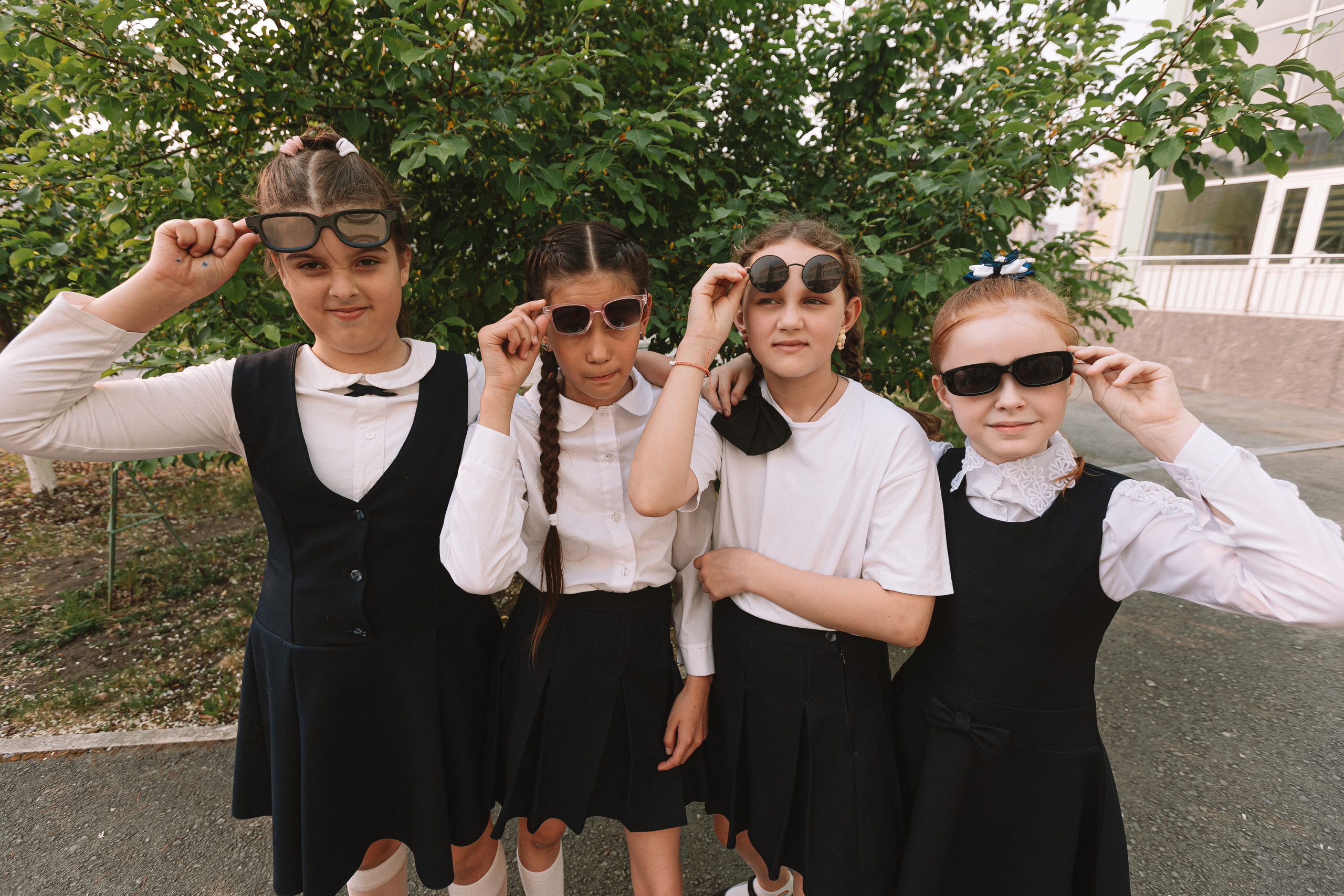 3 класс у школы. Семейный фотограф Тюмень, фотограф на роды Салмина Мария