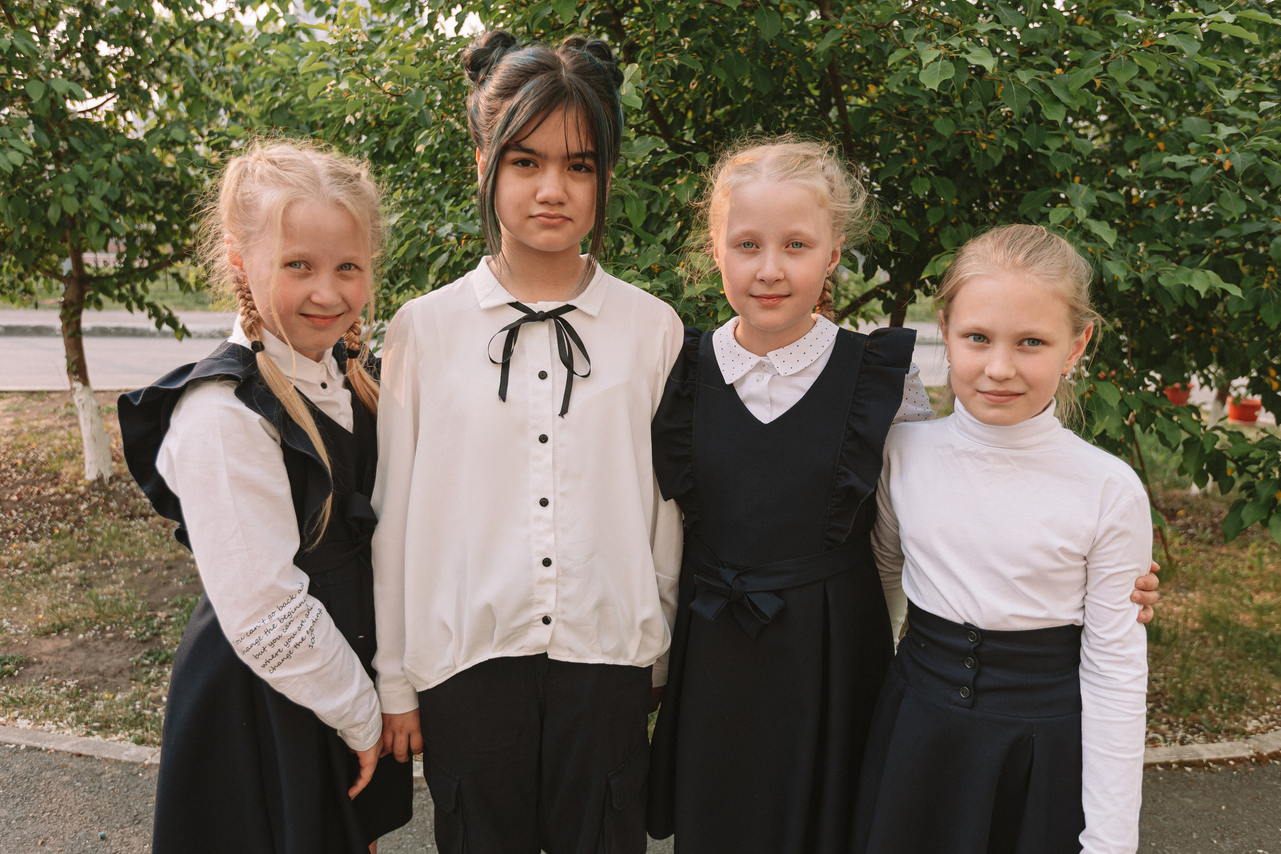 3 класс у школы. Семейный фотограф Тюмень, фотограф на роды Салмина Мария