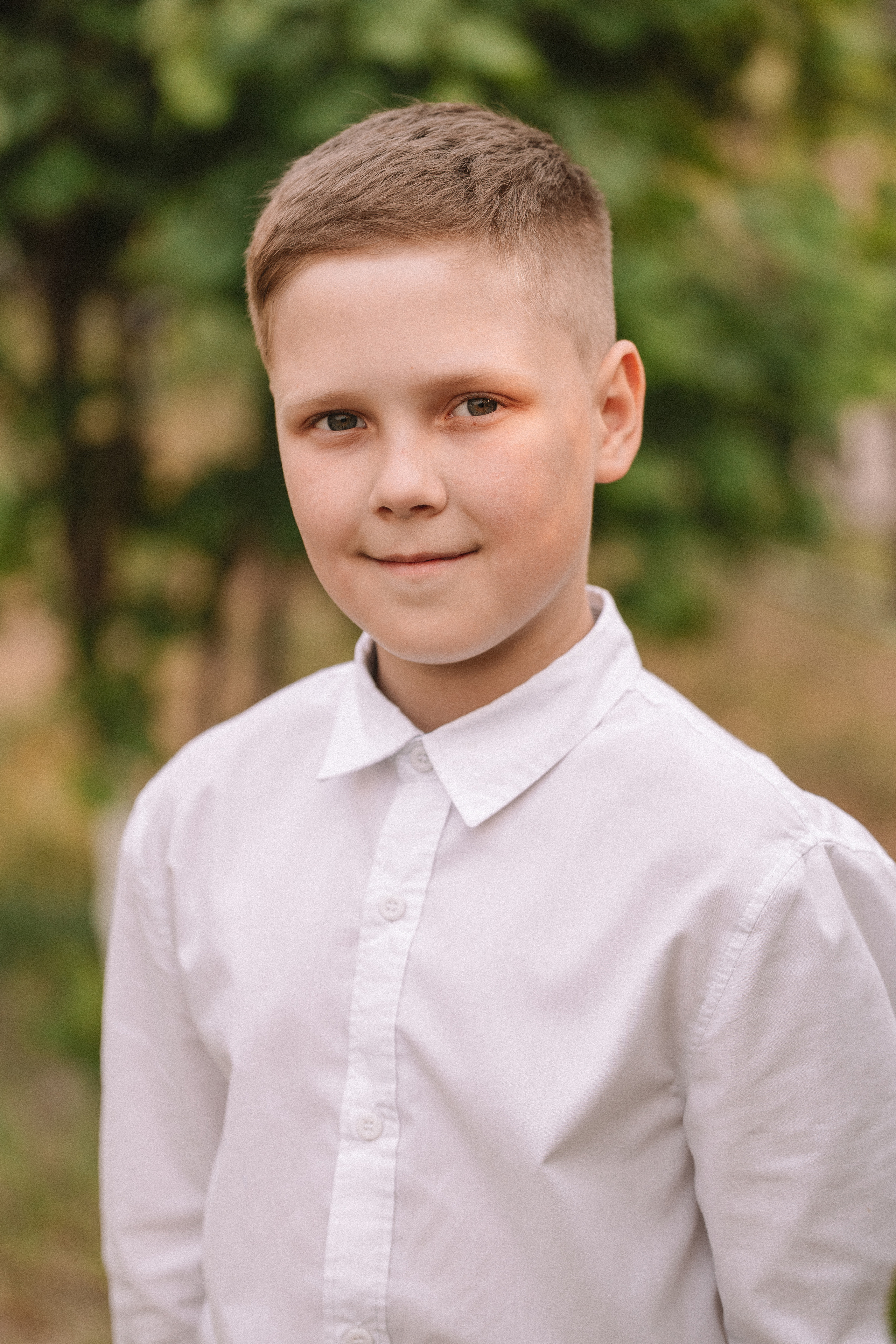 3 класс у школы. Семейный фотограф Тюмень, фотограф на роды Салмина Мария